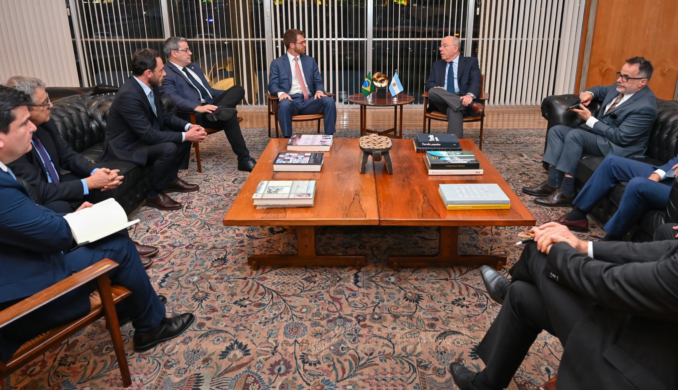 Una comitiva de parlamentarios argentinos desembarcó en Brasilia para despegarse de Milei.