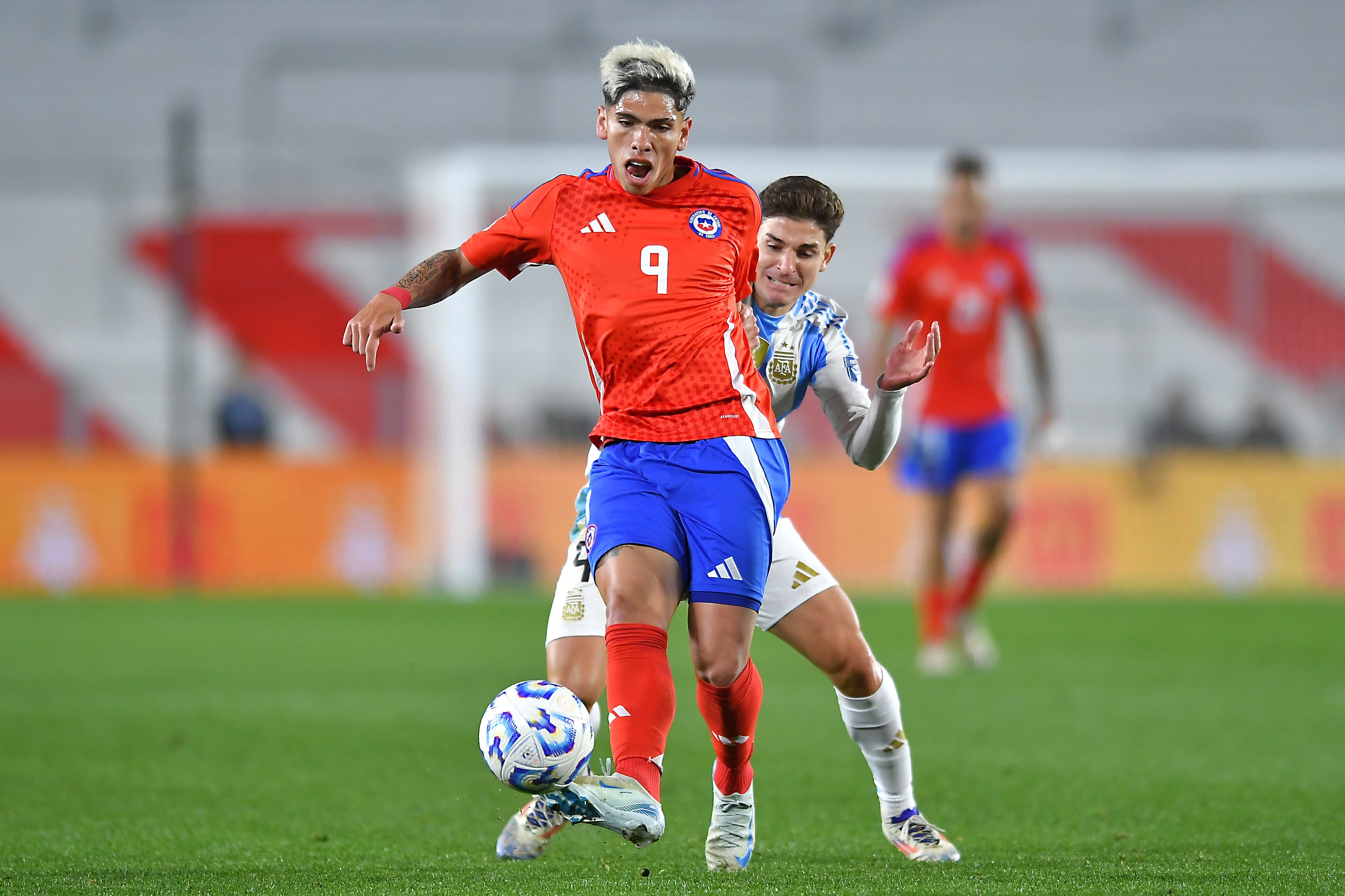 Carlos Palacios, con la camiseta de Chile, frente a Julián Alvarez, en un choque por las eliminatorias