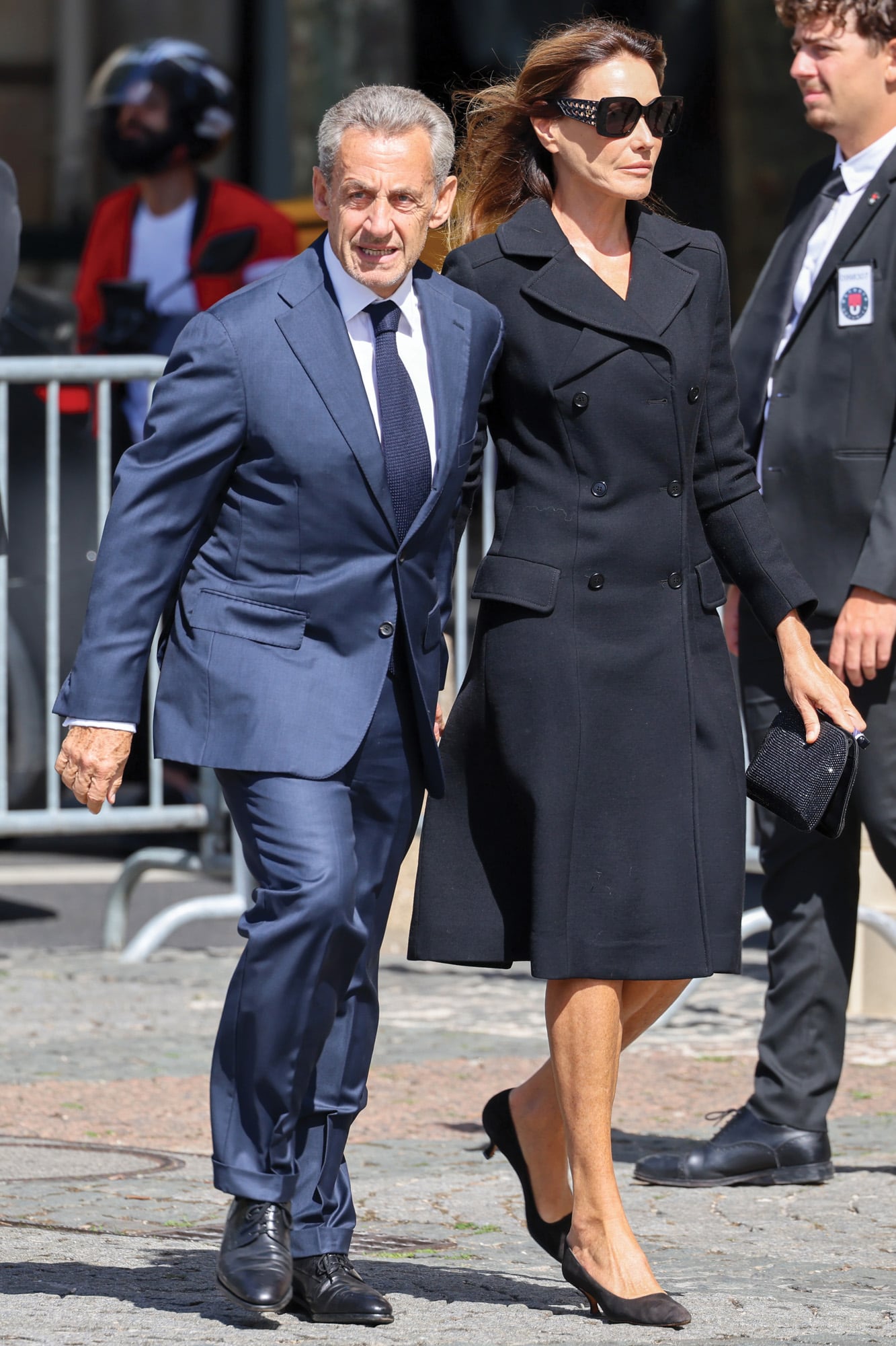 El ex
presidente francés
Nicolas Sarkozy y Carla
Bruni, con tapado y
stilettos de la firma