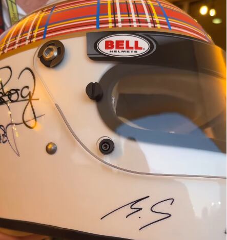 El casco firmado por Schumaher cuenta también con las firmas de 19 pilotos de Fórmula Uno (Foto: Instagram @SirJackiStewart)