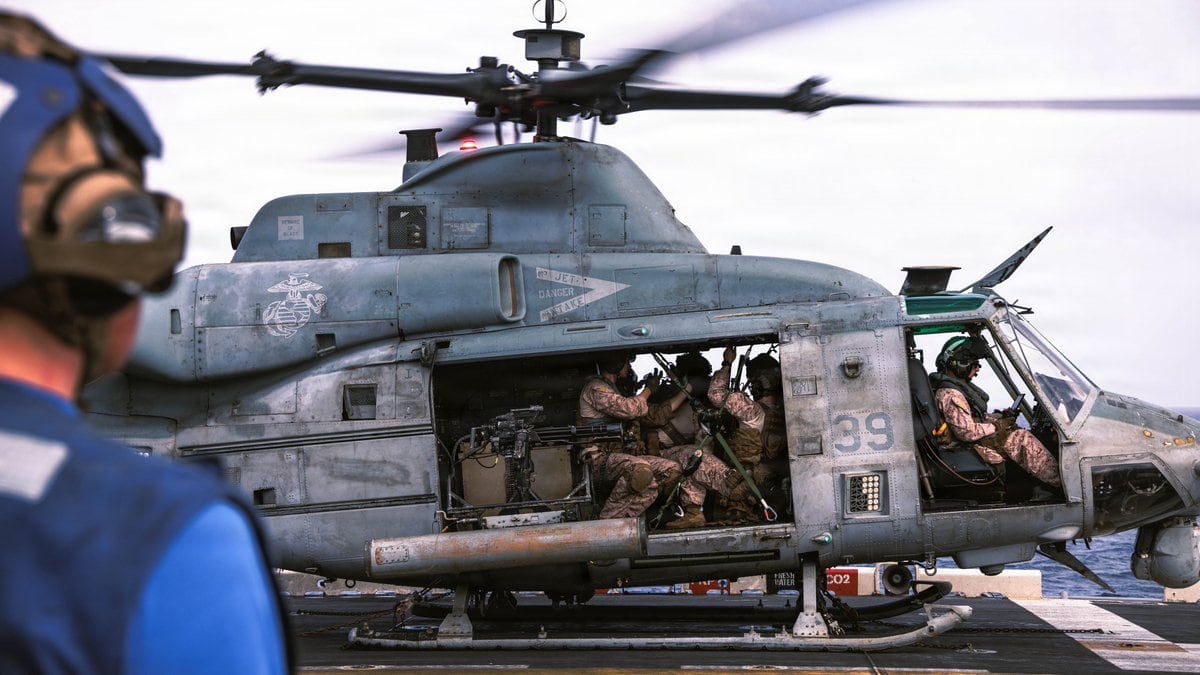 Imágenes publicadas por el Comando Central de Estados Unidos el 9 de junio muestran tropas desplegadas en el USS Tripoli, en aguas cercanas al escenario de conflicto con Irán