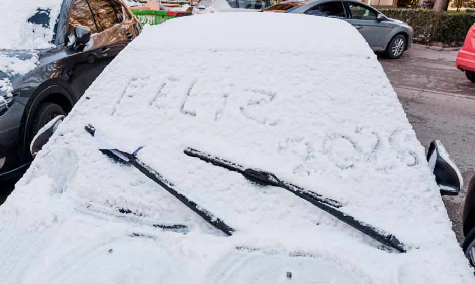 Un auto en las afueras de Madrid, tapizado por la nieve