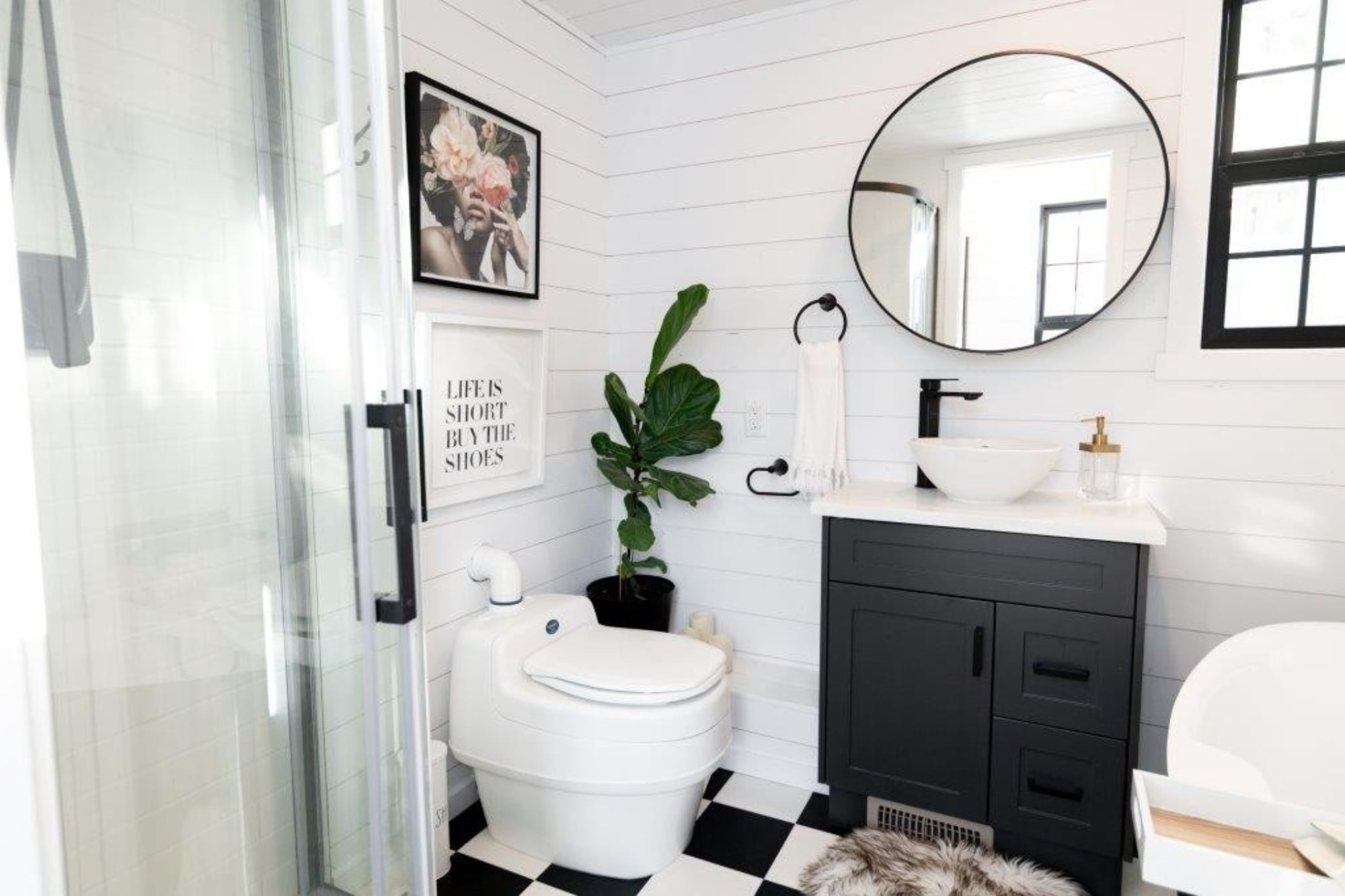 El baño incorpora bañera y ducha separadas