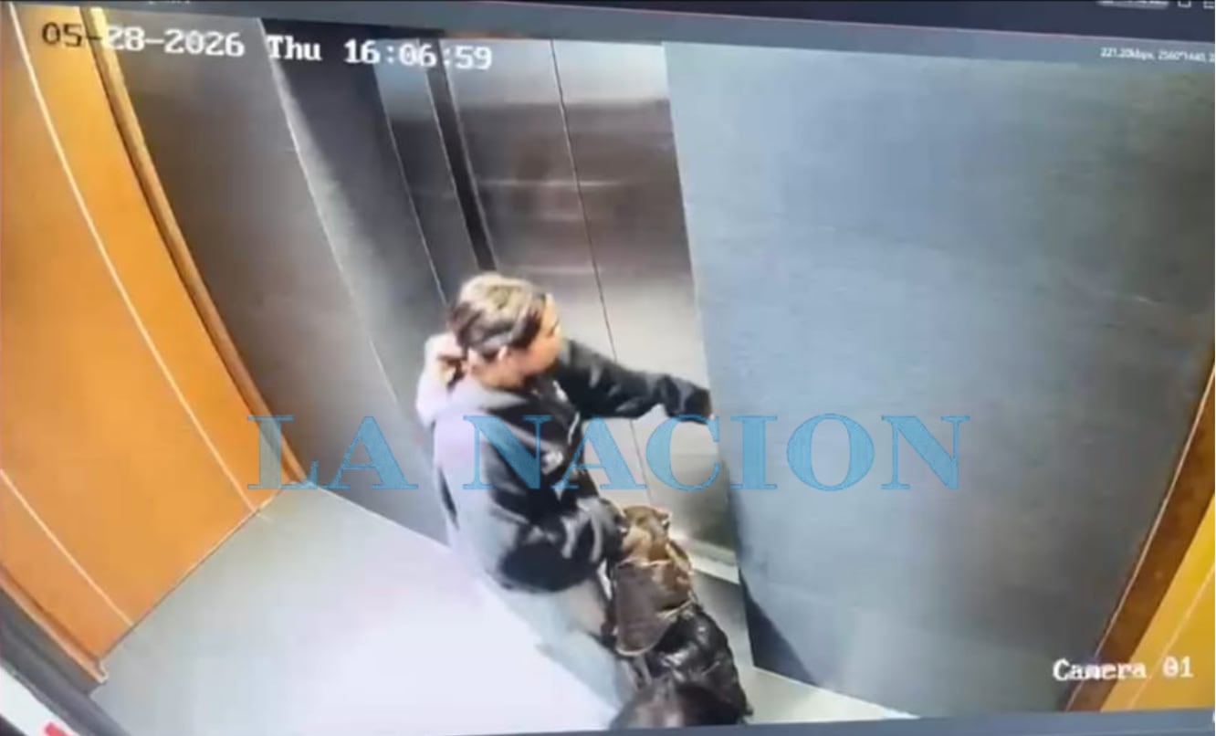 Una de las mujeres se retira con una valija del domicilio de Facundo Leal en Mendoza