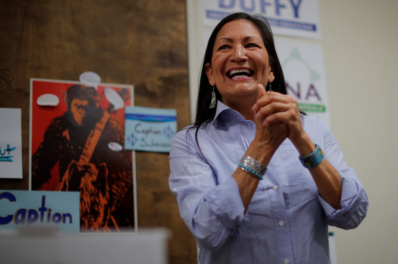 Deb Haaland se convirtió en la primera persona indígena en ocupar una secretaría de gabinete en la historia de la nación