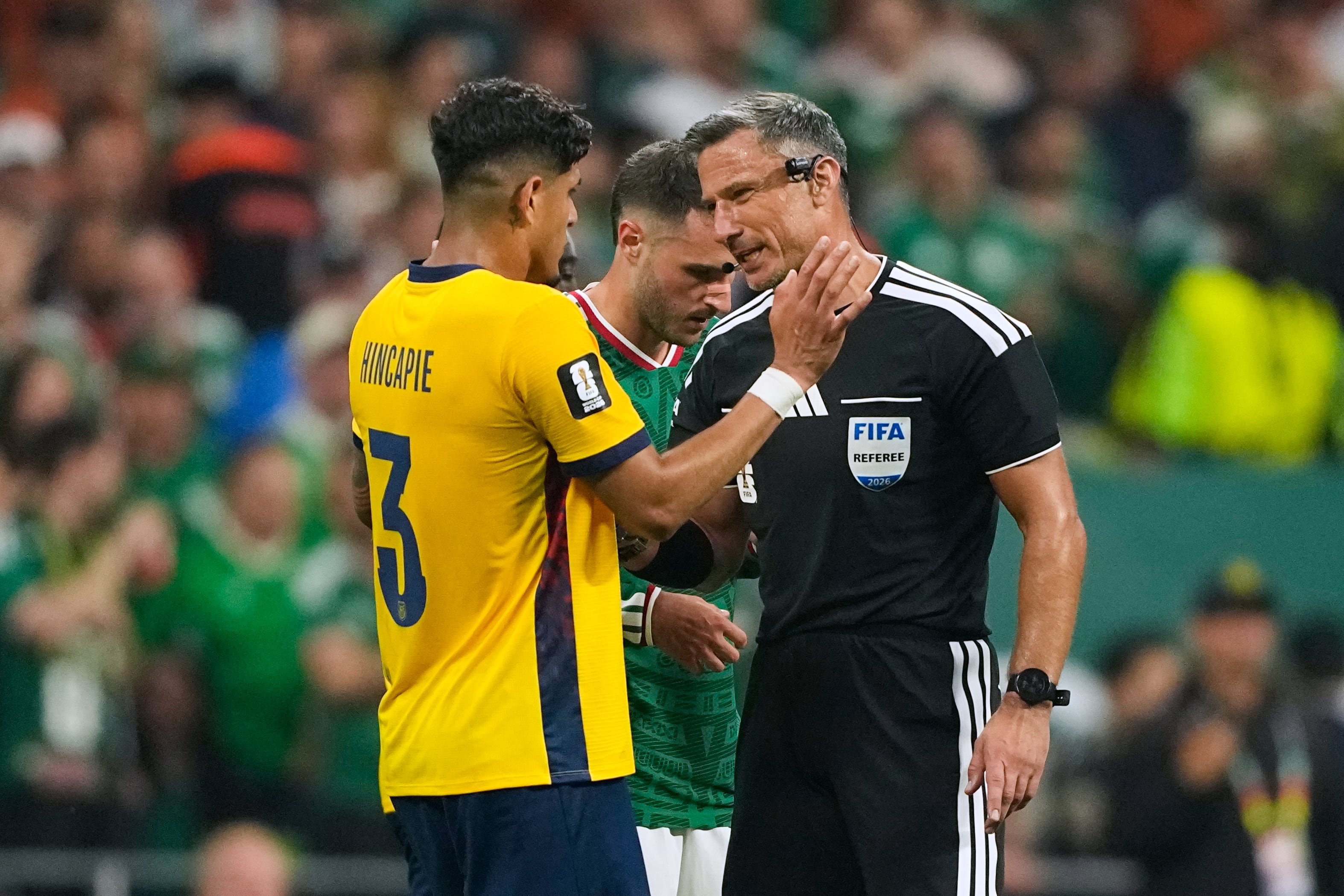 Quién es Slavko Vinčić, el árbitro esloveno que dirigirá la final del Mundial entre Argentina y España 7 El árbitro esloveno Slavko Vincic habla con el ecuatoriano Pietro Hincapié antes de expulsarlo en el encuentro de dieciseisavos de final de la Copa Mundial ante México el martes 30 de junio del 2026.(AP Foto/Natacha Pisarenko)