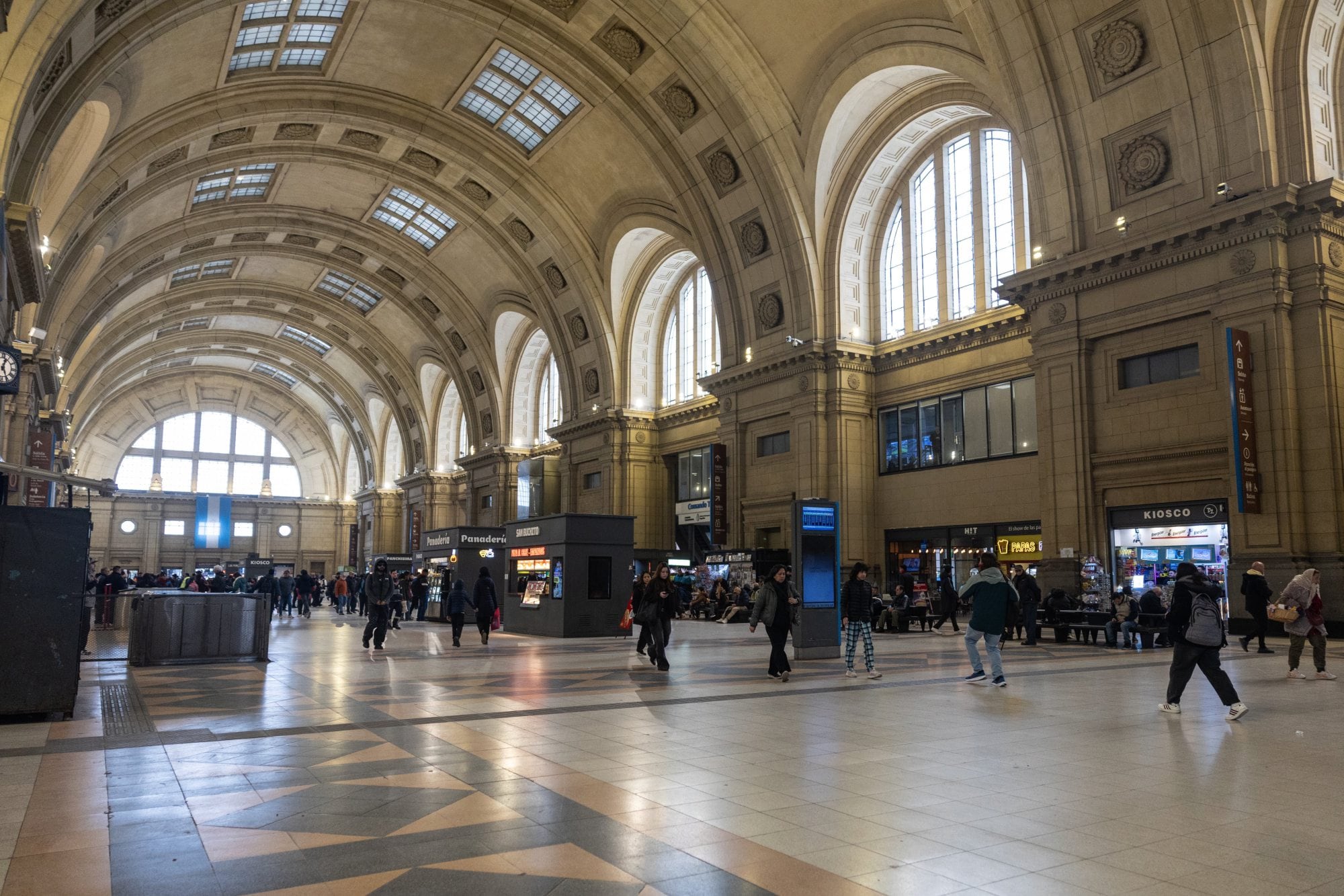 El imponente hall central, en impecable estado de conservación, recuerda el origen aristocrático de la terminal cuyo edificio tuvo inspiración en la arquitectura francesa