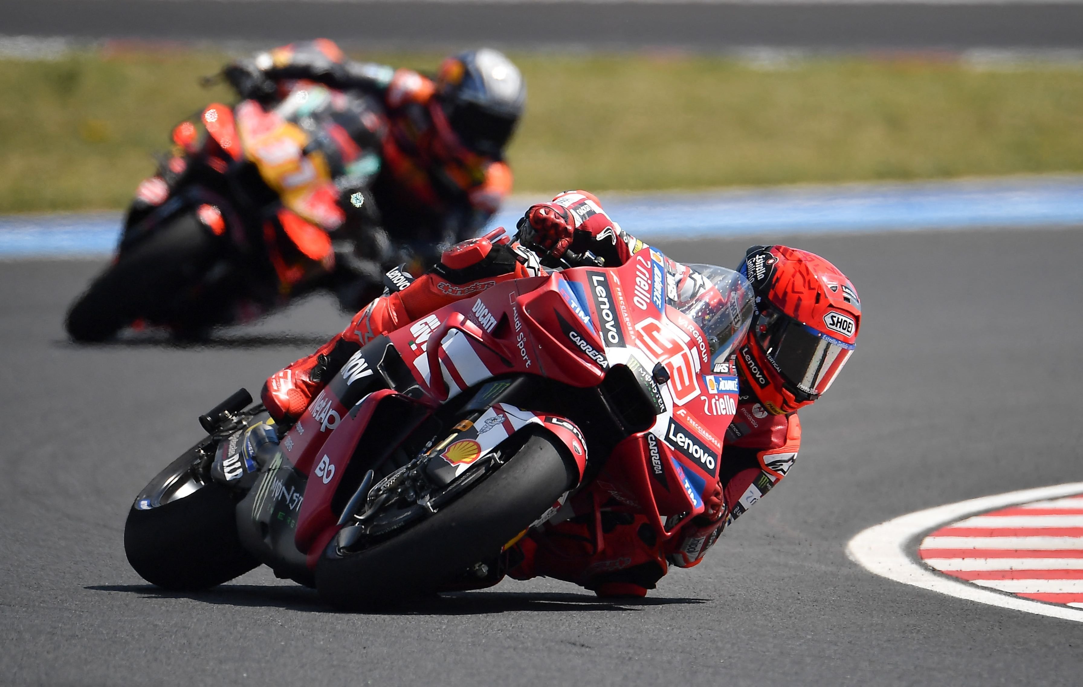 Los 100 triunfos de Marc Márquez y de Ducati, y el espectacular strike que provocó Jorge Martín en la primera curva 5 Marc Márquez (Ducati) señala el camino y Pedro Acosta (KTM) lo persigue; en Balaton Park, el catalán firmó sus primeros dos triunfos en el año