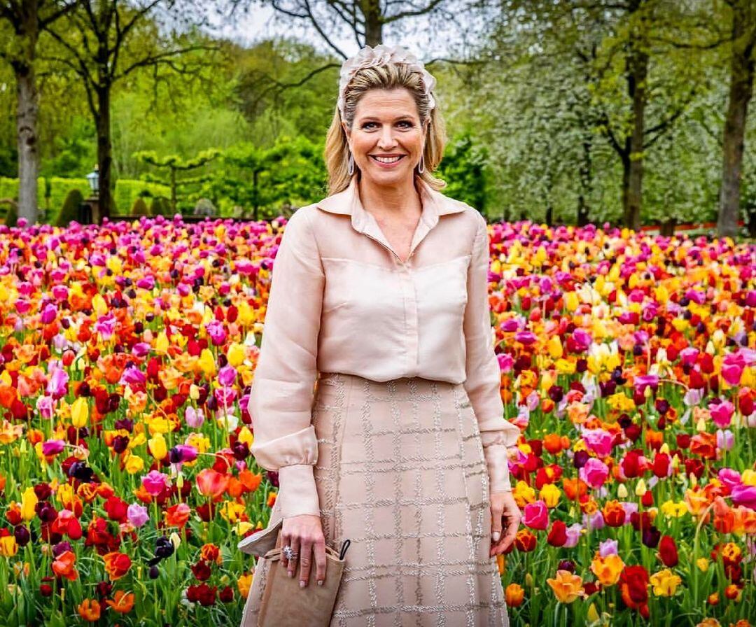La reina usó el mismo outfit en 2021 cuando visitó Keukenhof, el parque de tulipanes ubicado en Lisse (Foto: Instagram @queen.maxima / Patrick van Katwijk)