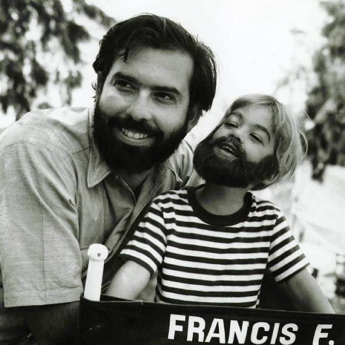 Francis Ford Coppola y su hijo Griffin en el rodaje de la película El valle del arco iris, del año 1968
