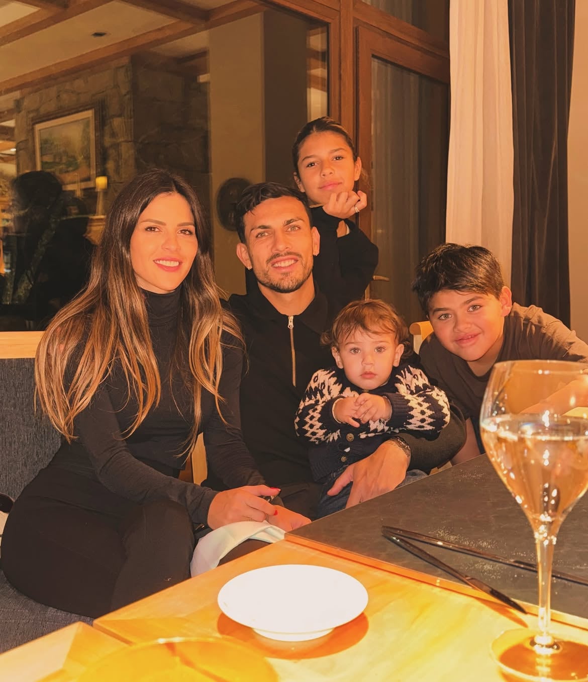 Las vacaciones de Leandro Paredes en Bariloche junto a su familia: nieve, pileta y cena romántica 7 La familia Paredes en el restaurante del hotel
