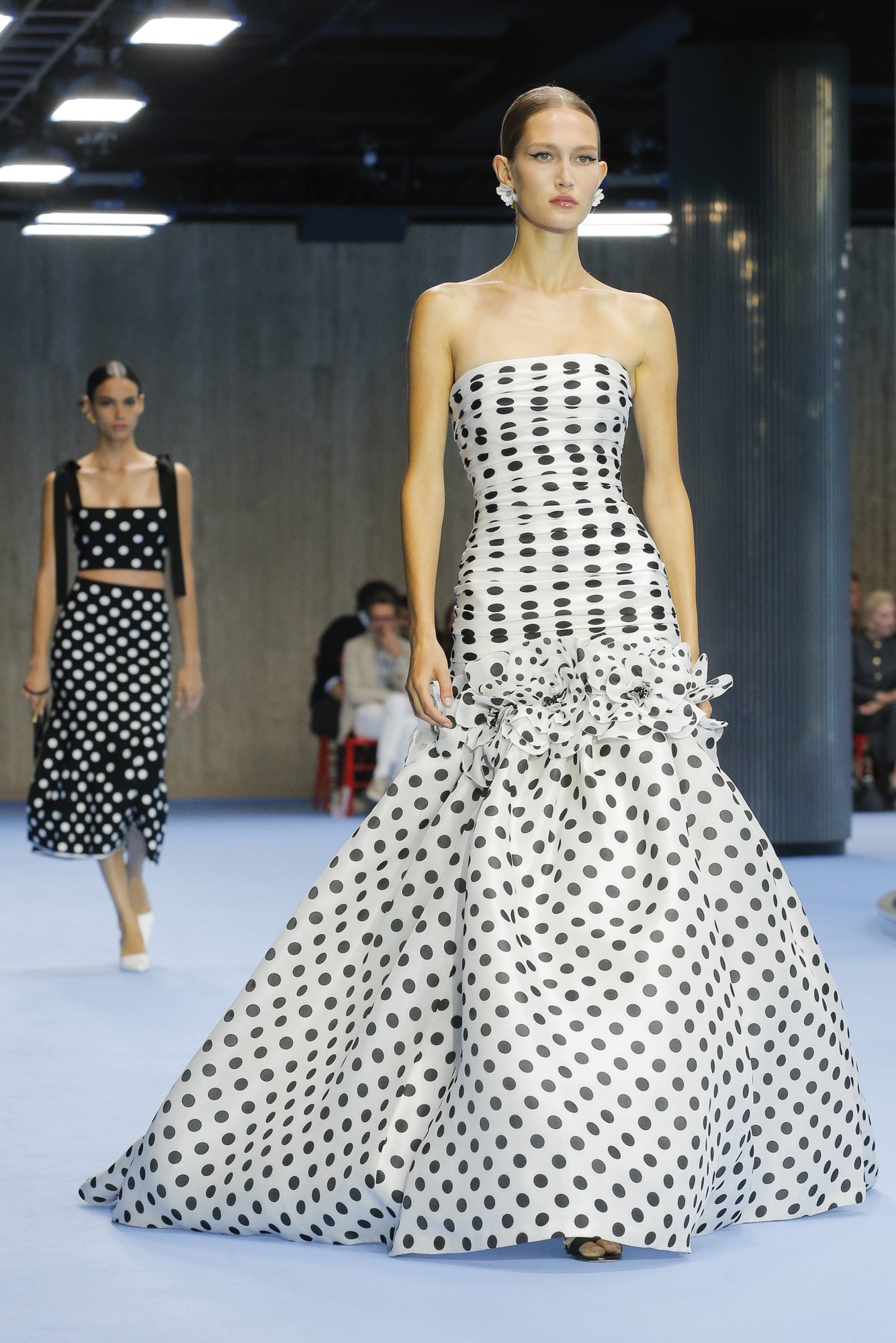 Aquí, el vestido original, cuando fue presentado en la pasarela. Para que Carolina lo luciera en Le Bal, se le agregó un enorme lazo en la cadera. “Este vestido es un guiño a la primera colección de mi abuela: el blanco y negro y los lunares evocan esa colección inicial y, además, son un sello clásico de Carolina Herrera”, explicó Lansing