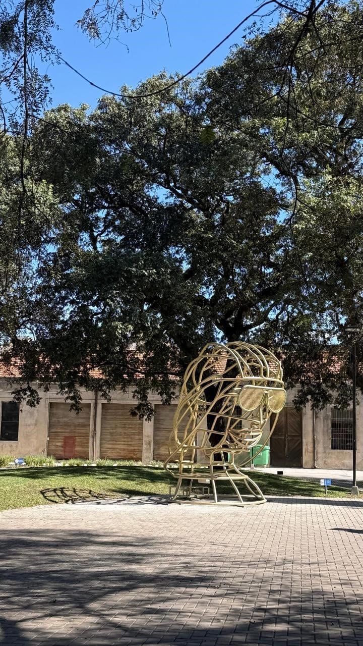 Vista del Paseo Ex Palúdica, con la escultura de Minujín