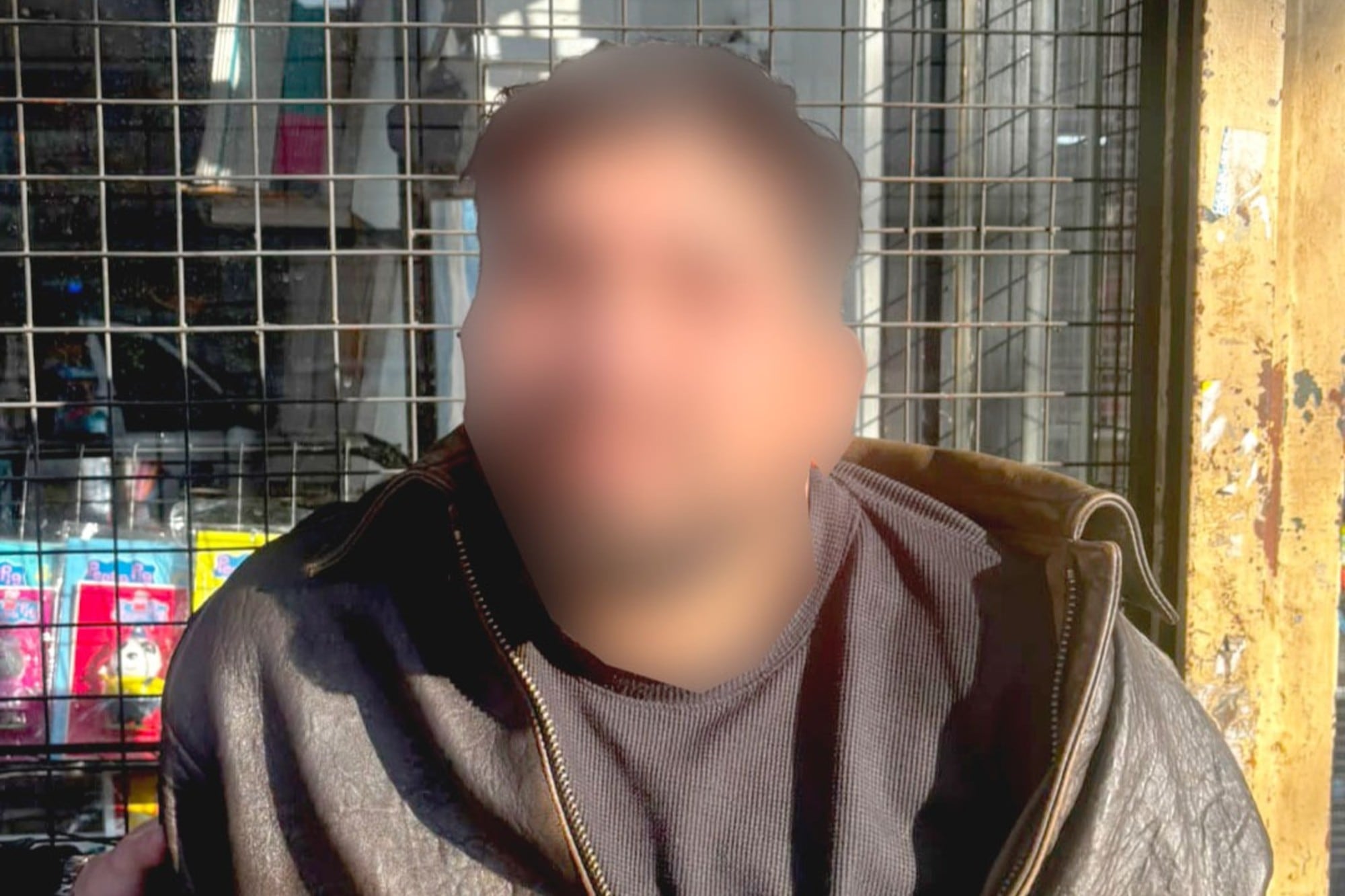 Amenazó con un cuchillo a una mujer arrodillada en la vía pública y fue condenado en menos de 48 horas