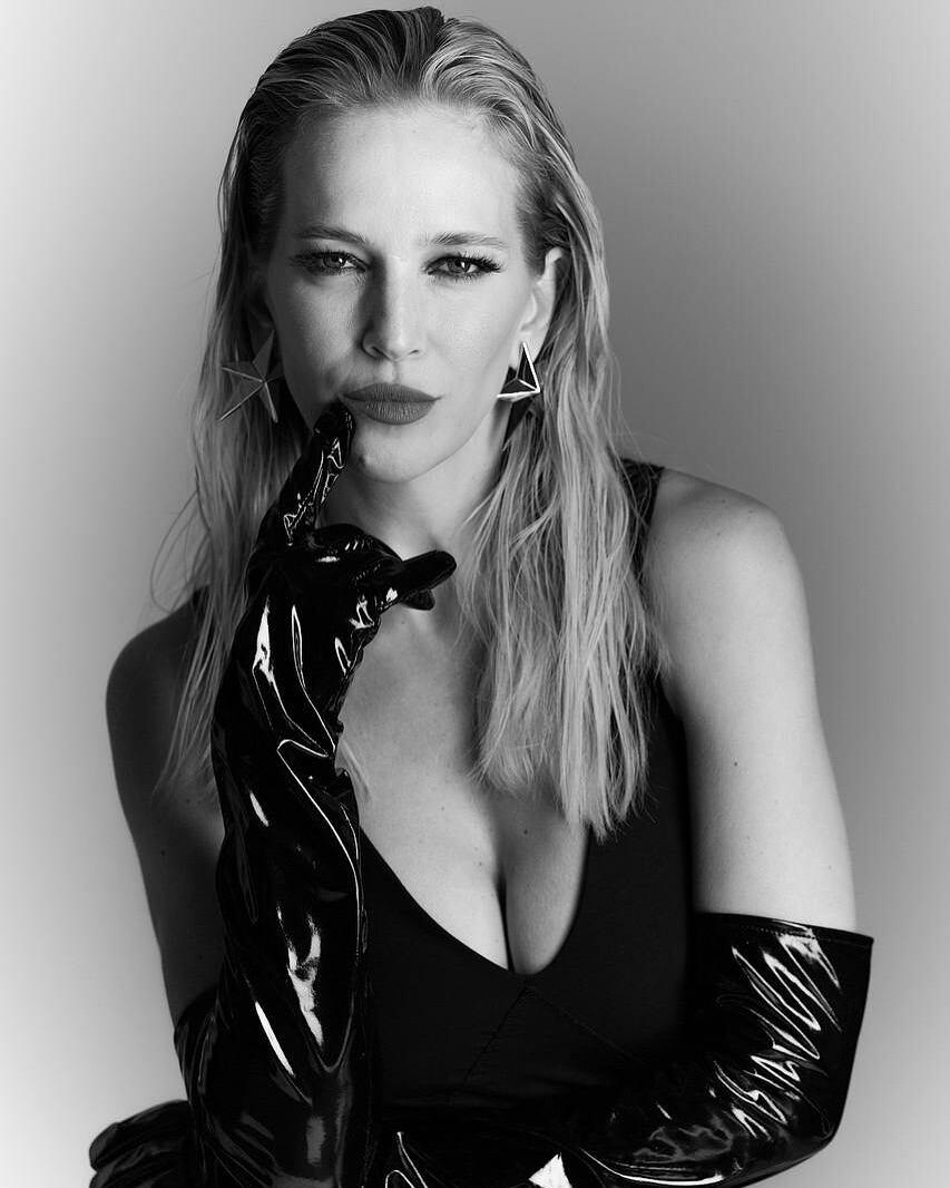 La modelo llevó el cabello peinado hacia atrás con la técnica del cabello mojado (Foto: Instagram @luisanalopilato)