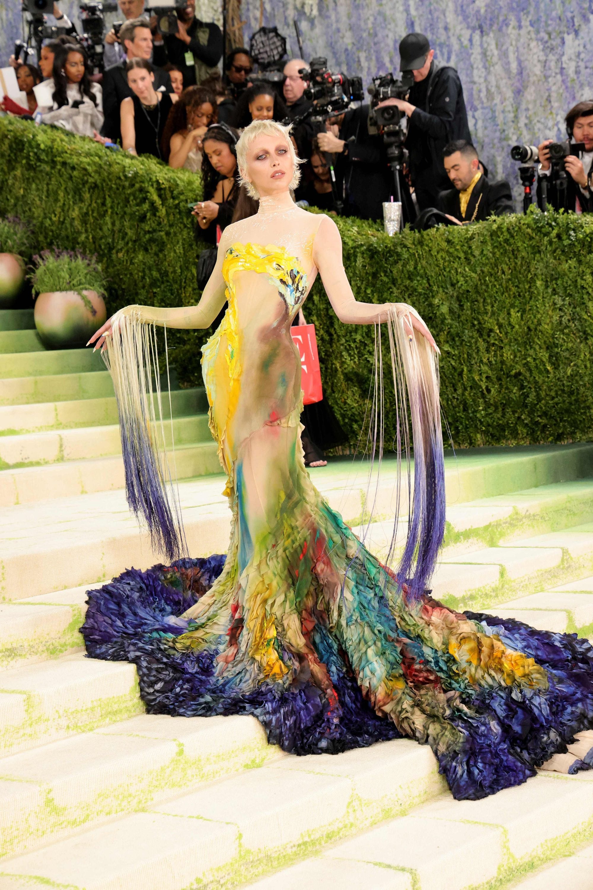 Emma Chamberlain, la corresponsal de la red carpet, con un jugadísimo modelo de Mugler