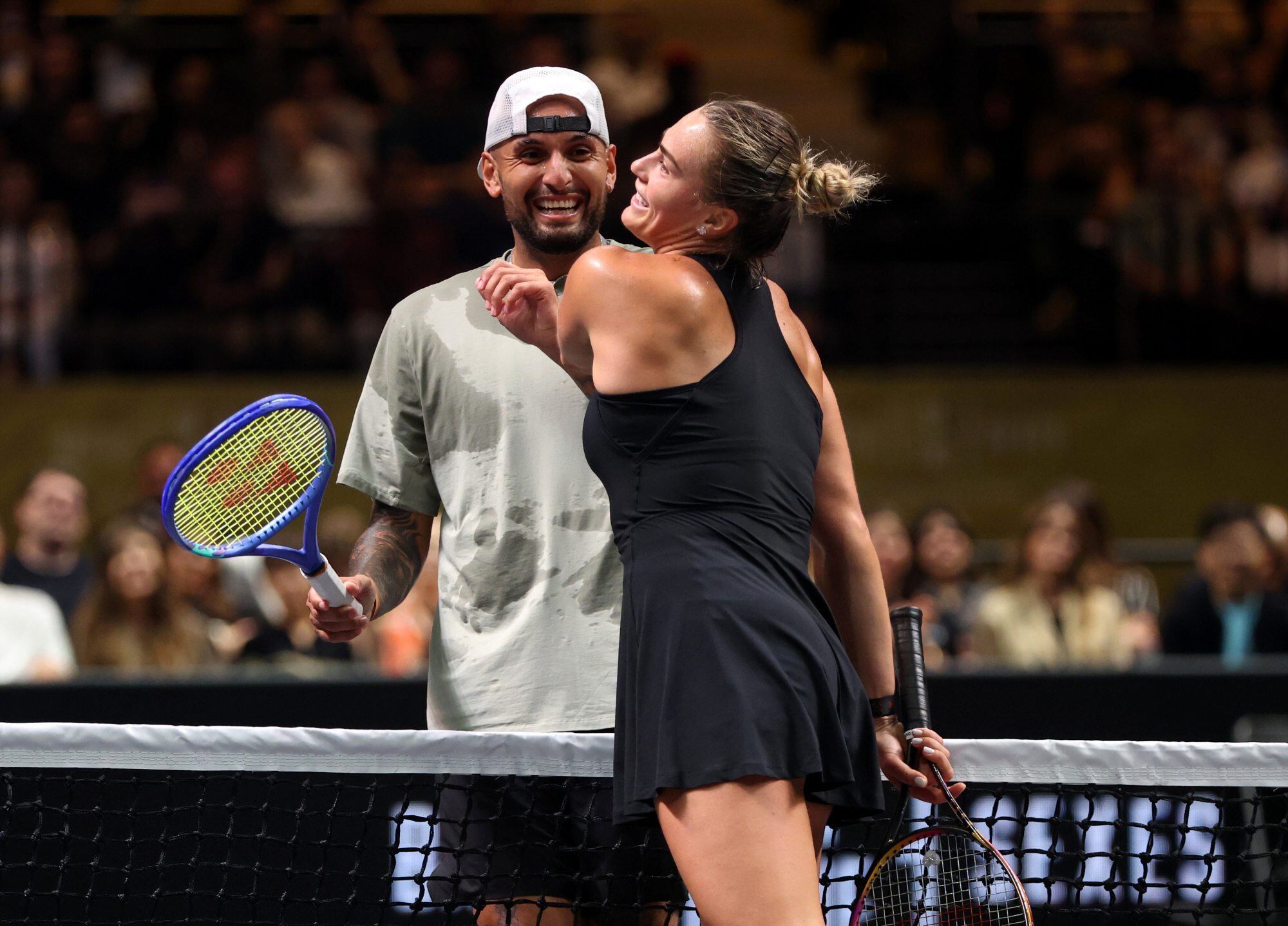 Risas y bromas entre Kyrgios y Sabalenka (Christopher Pike/Pool Photo via AP)