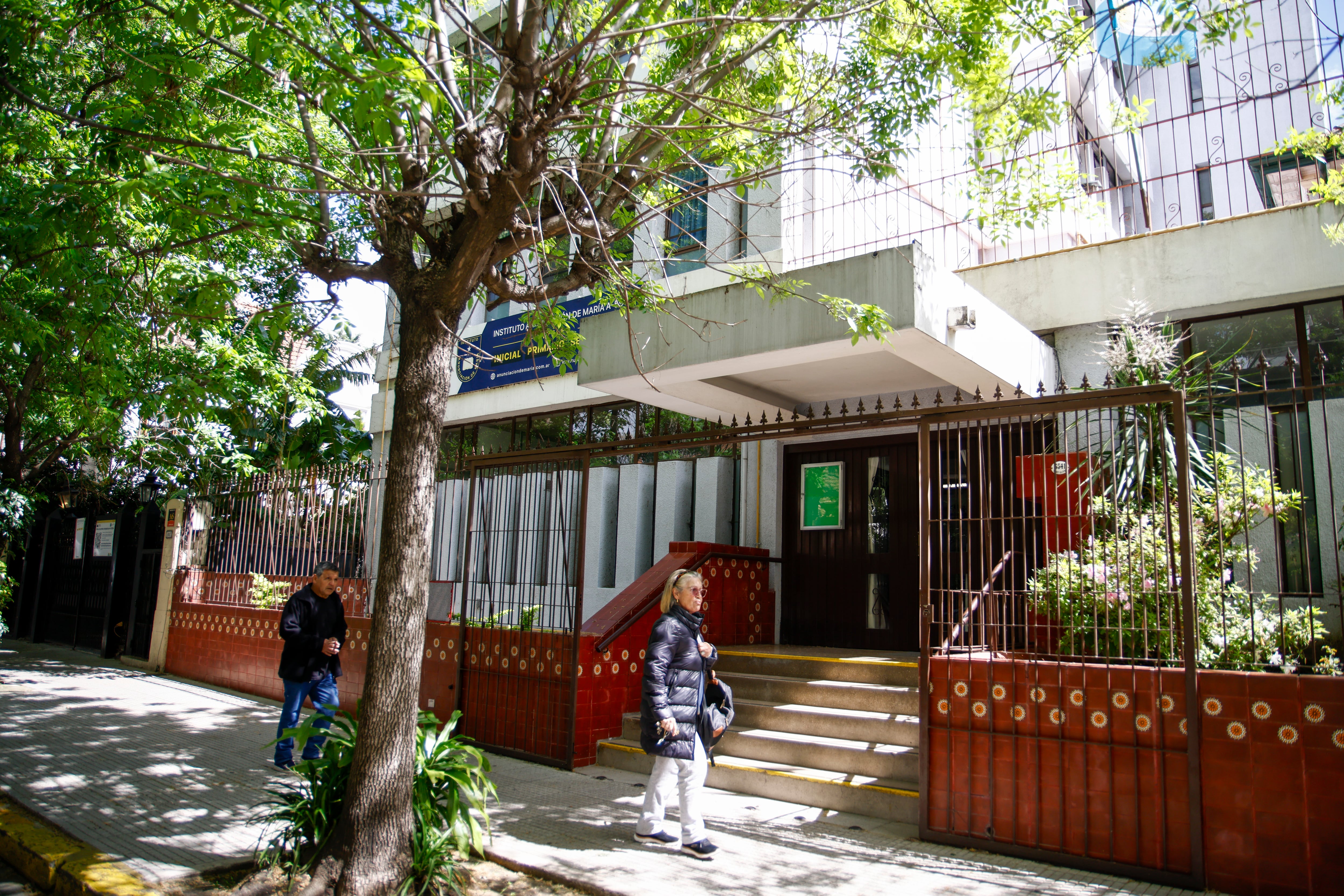 El Instituto Anunciación de María está ubicado sobre la calle Virrey del Pino, en su intersección con avenida Forest, en pleno Belgrano R