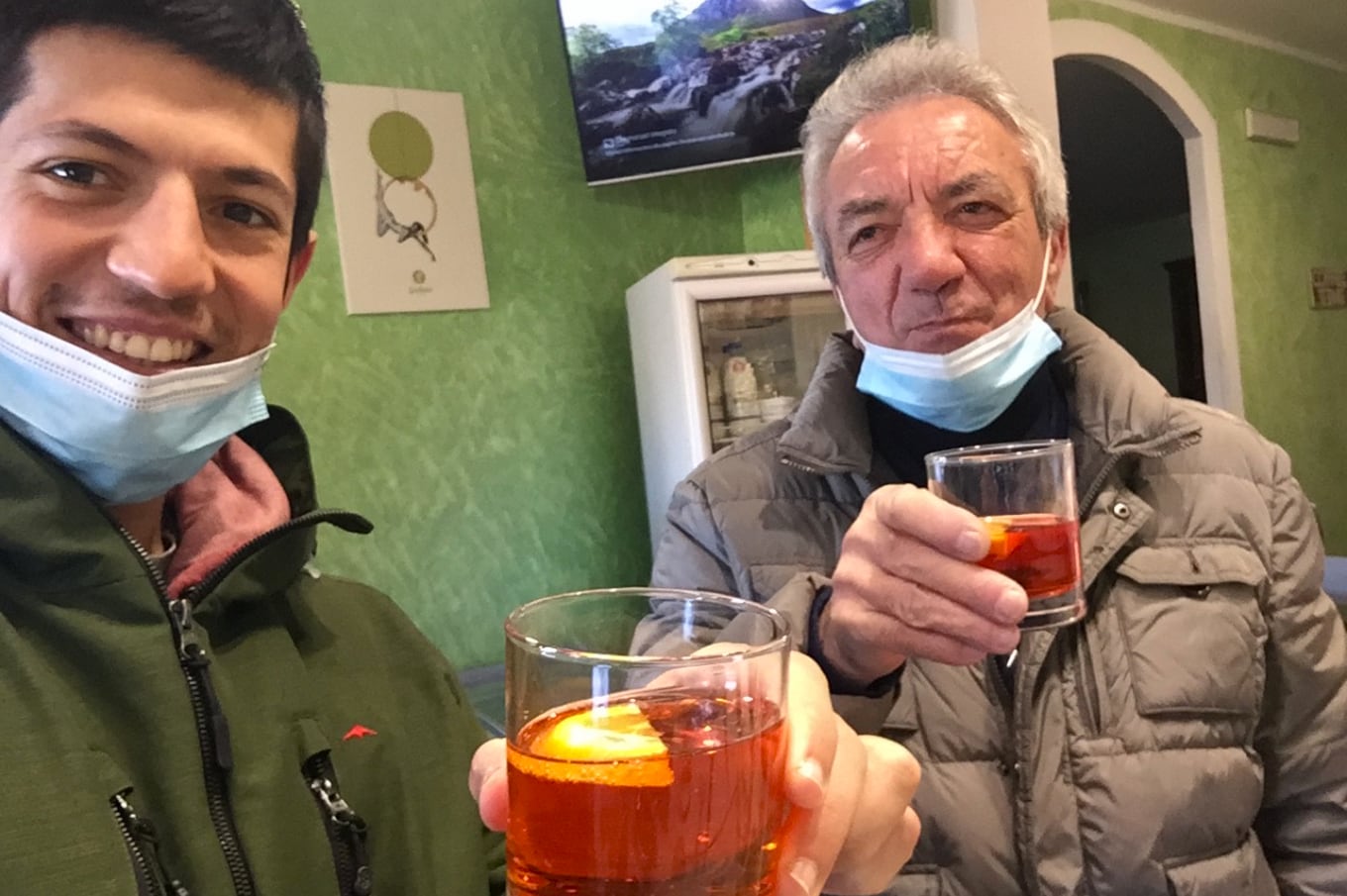 Santiago, tras un día de trabajo, tomando un aperitivo junto a Natale Brunsin, su jefe.