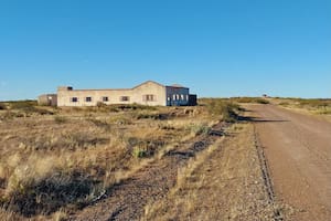 Los guardianes de un pueblo costero de la Patagonia que ya no existe