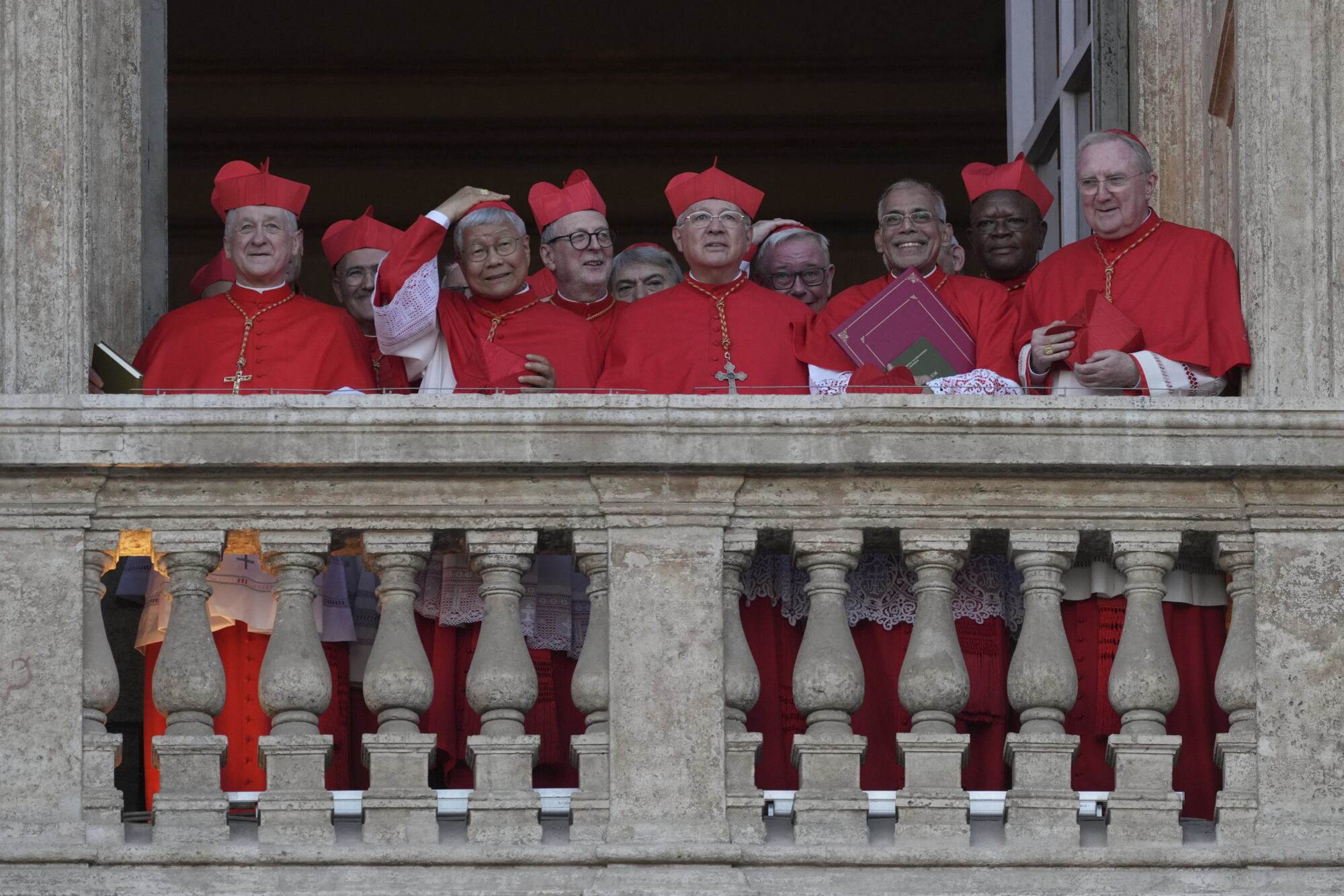 Los cardenales durante la primera aparición de León XIV como Papa