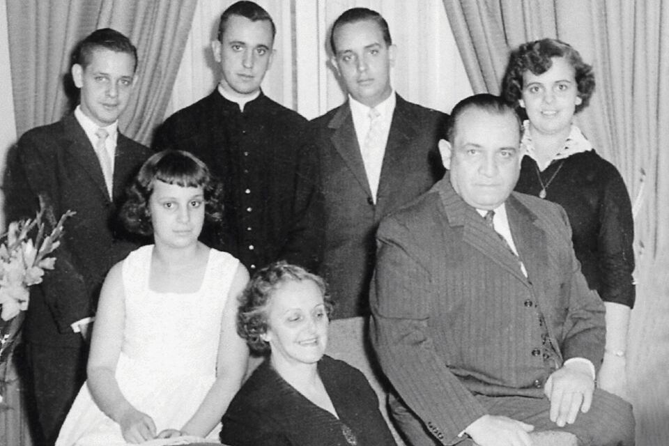 Durante la década del 60, los Bergoglio en la siguiente casa en la que vivieron, también en el barrio de Flores. De pie: Alberto Horacio, Jorge Mario, Oscar Adrián y Marta Regina. Sentados: María Elena, Regina María Sivori y Mario José Francisco.
