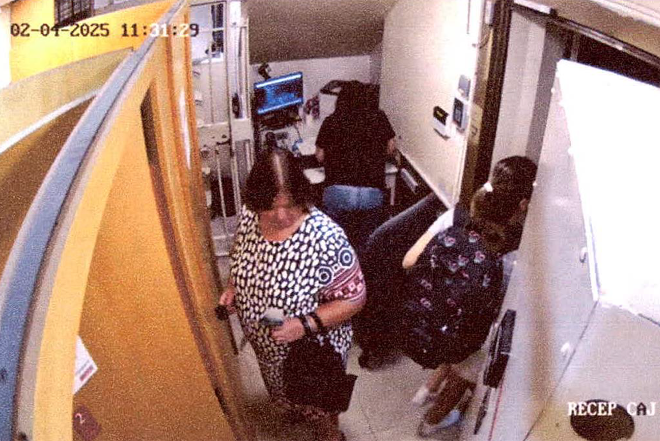 María Pía carga una mochila en el subsuelo del banco. Su madre, Rafaele, lleva un bolso de manos.
