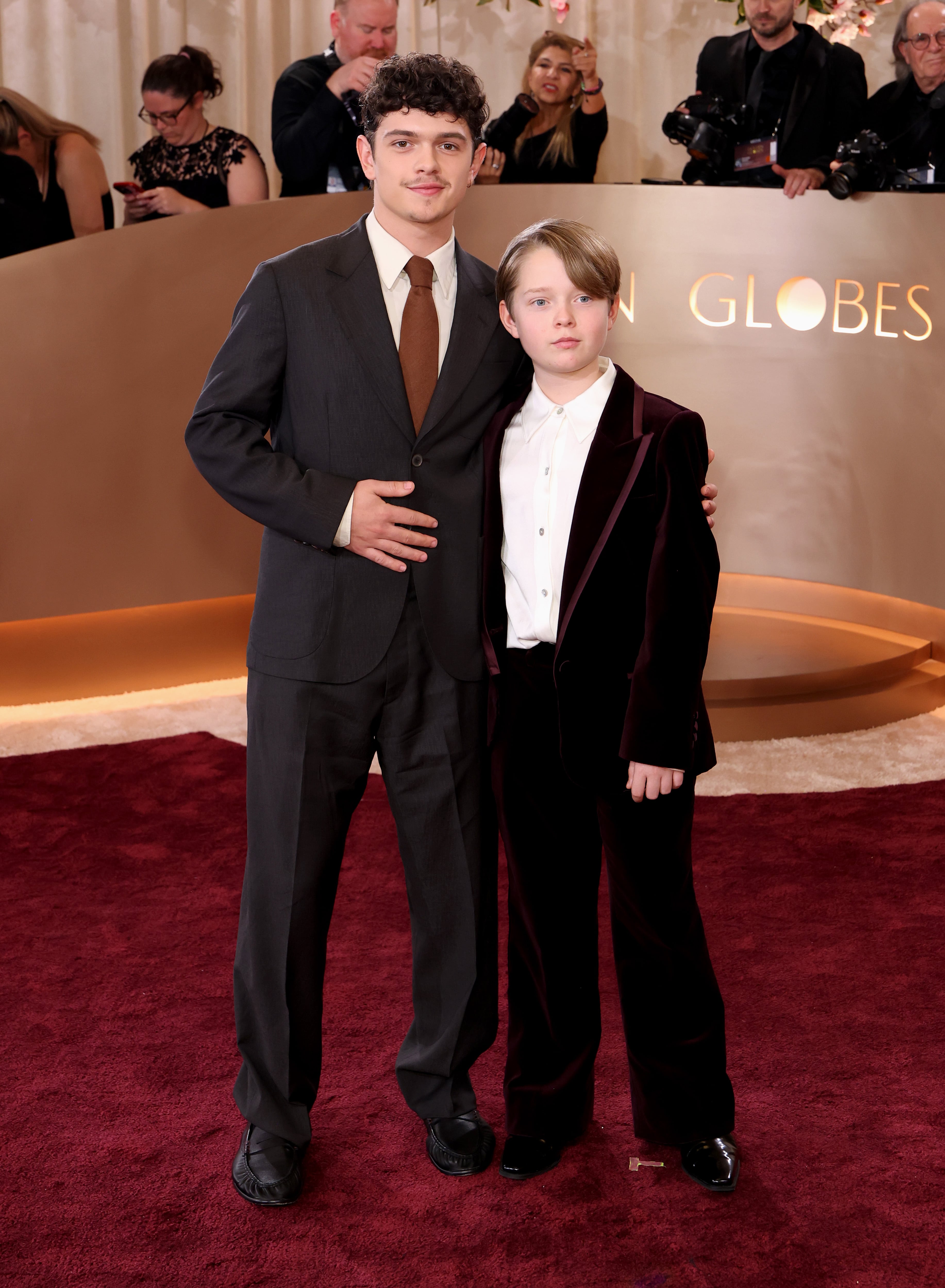 Noah (20) y Jacobi Jupe (12), los hermanos que interpretan a Hamlet y Hamnet en la adaptación cinematográfica de Hamnet, el libro de Maggie O'Farrell