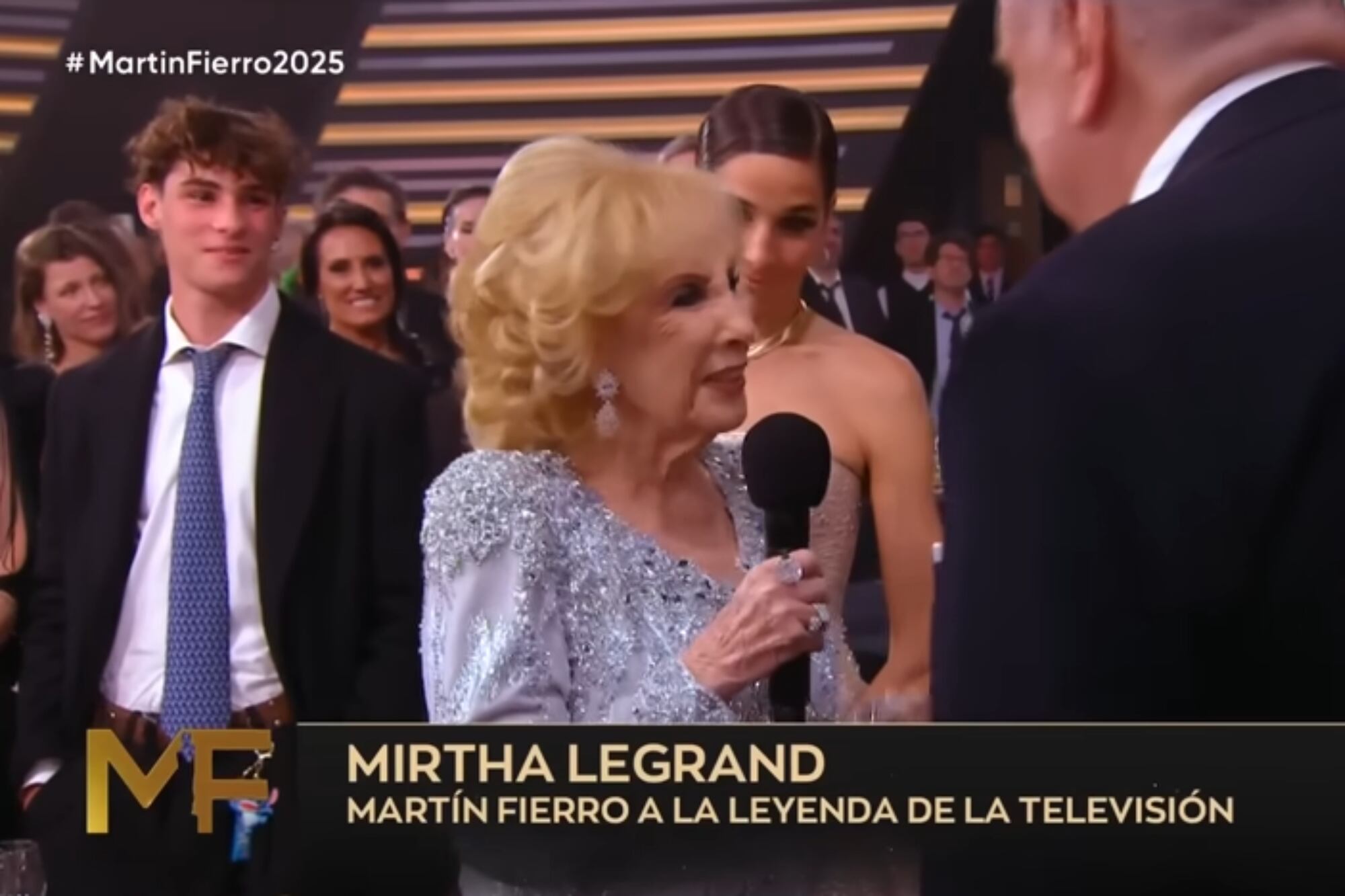Silvestre, el hijo de Juana Viale y Gonzalo Valenzuela, dijo presente en la entrega de los premios Martín Fierro (Foto: Captura de video)
