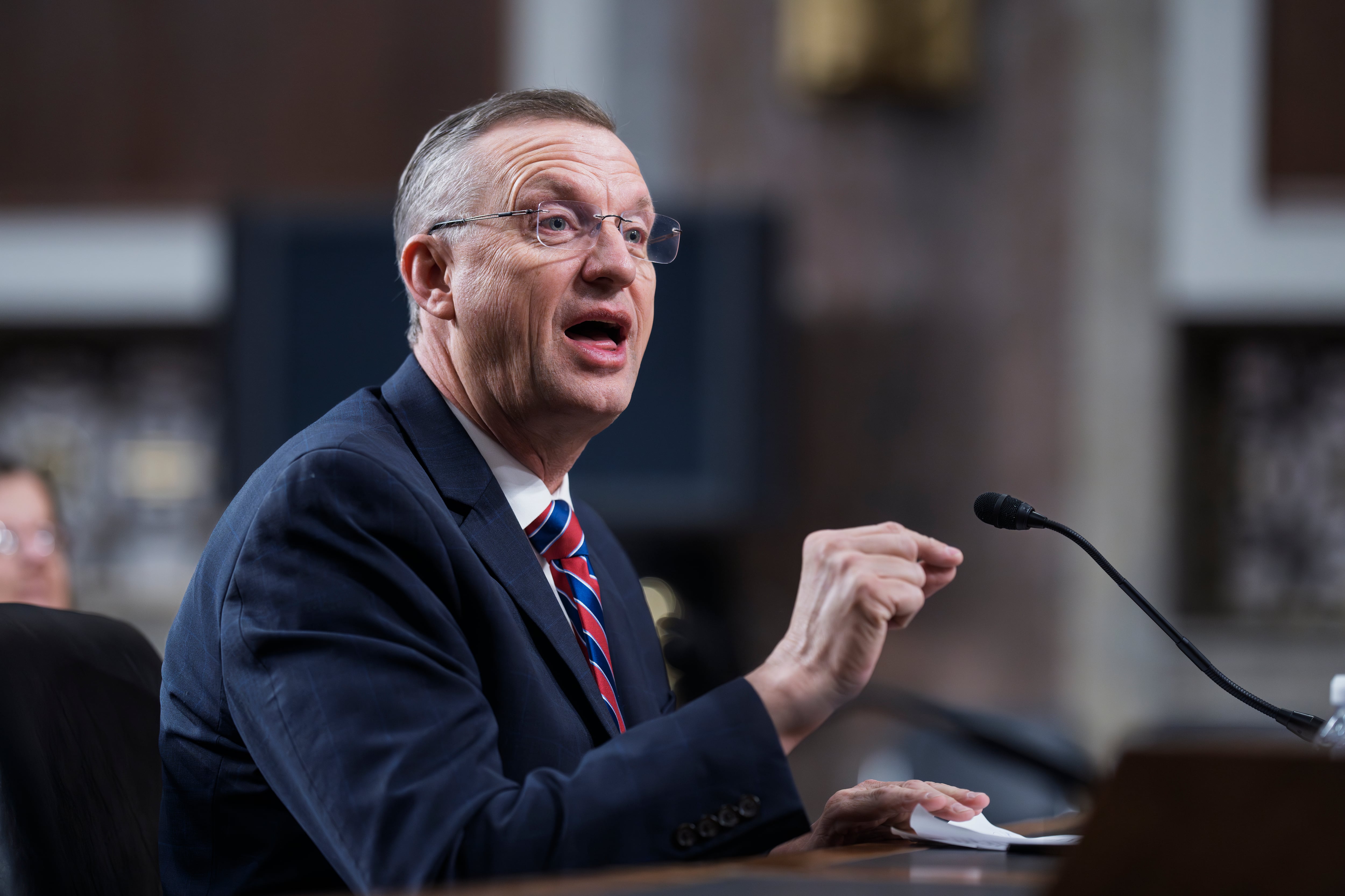 Doug Collins, la elección del presidente estadounidense Donald Trump para fungir como secretario del Departamento de Asuntos de Veteranos, durante una audiencia de confirmación en el Capitolio, en Washington, el 21 de enero de 2025. (AP Foto/J. Scott Applewhite, Archivo)