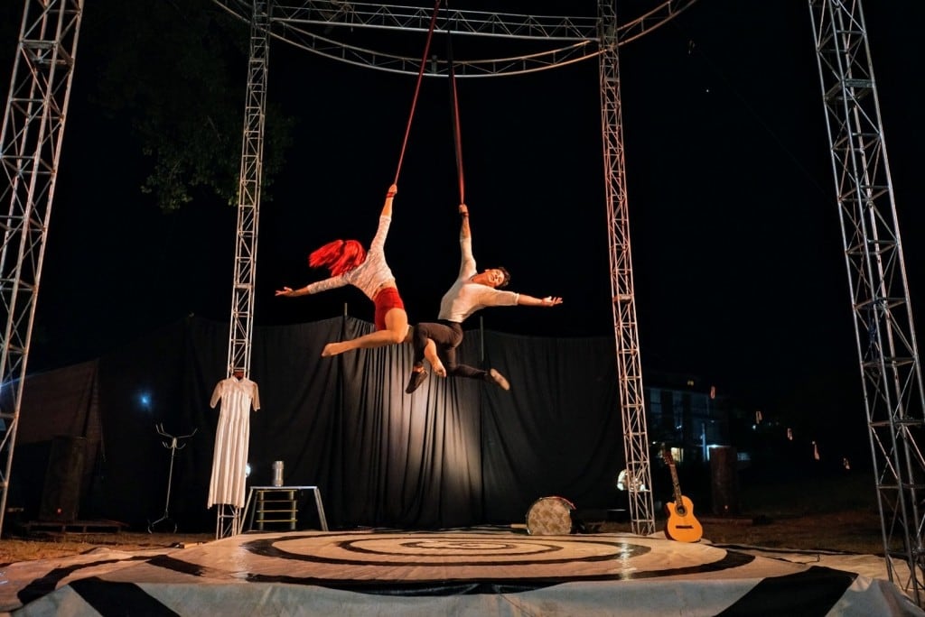 La mística de un espectáculo a cielo abierto que lleva 17 años volando bajo el cielo de Villa Gesell