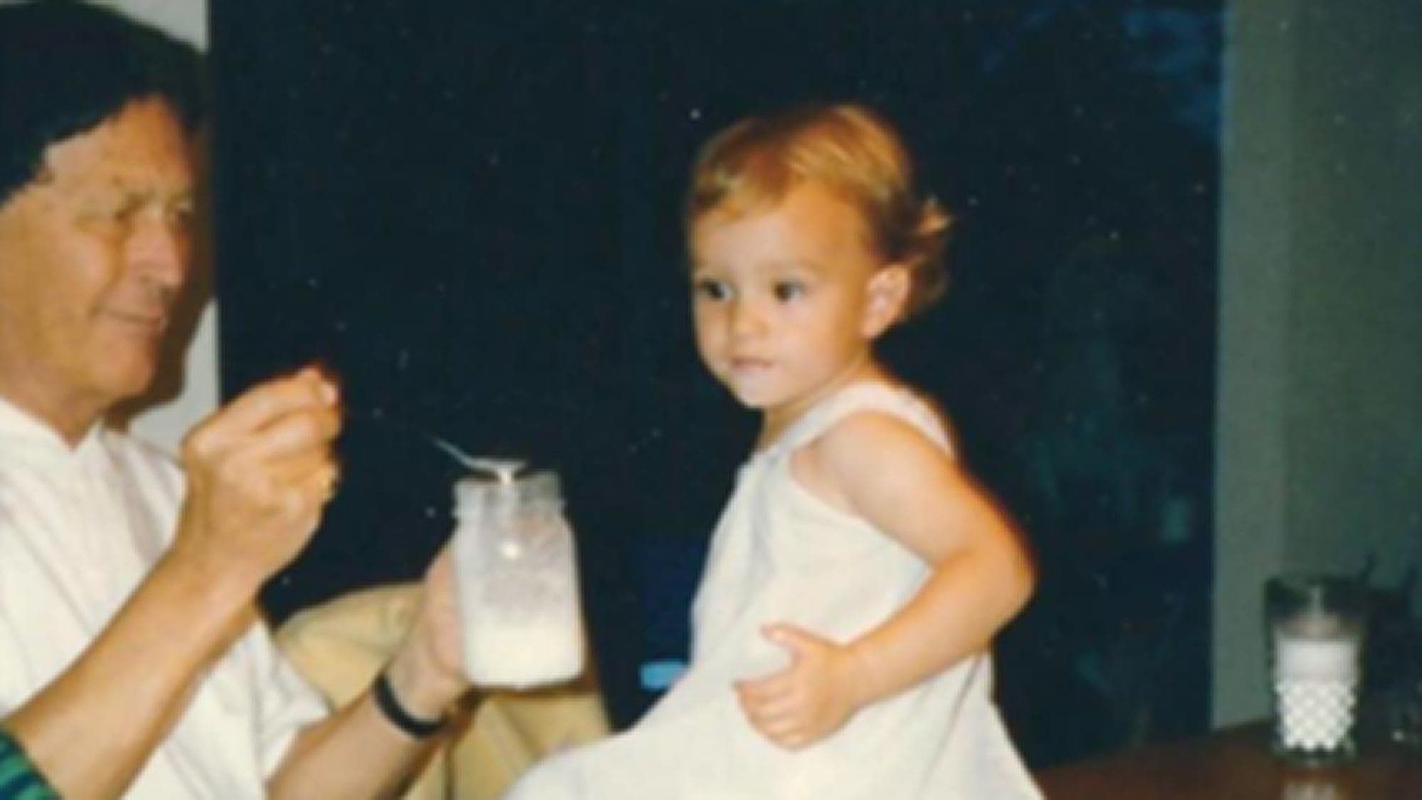 Leighton fue criada por sus abuelos paternos