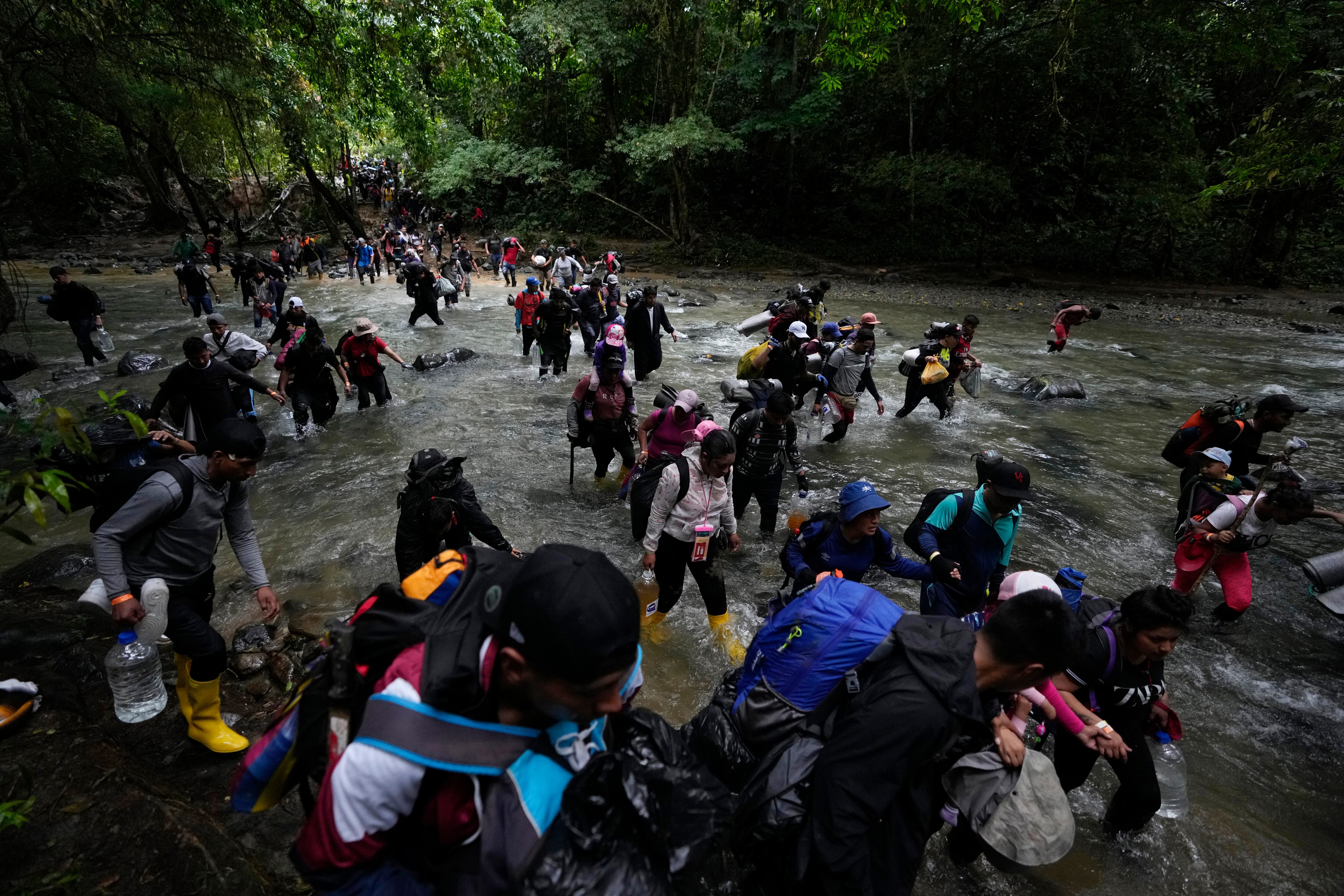 Migrantes mayormente venezolanos cruzan el Darién desde Colombia a Panamá con la esperanza de llegar a Estados Unidos