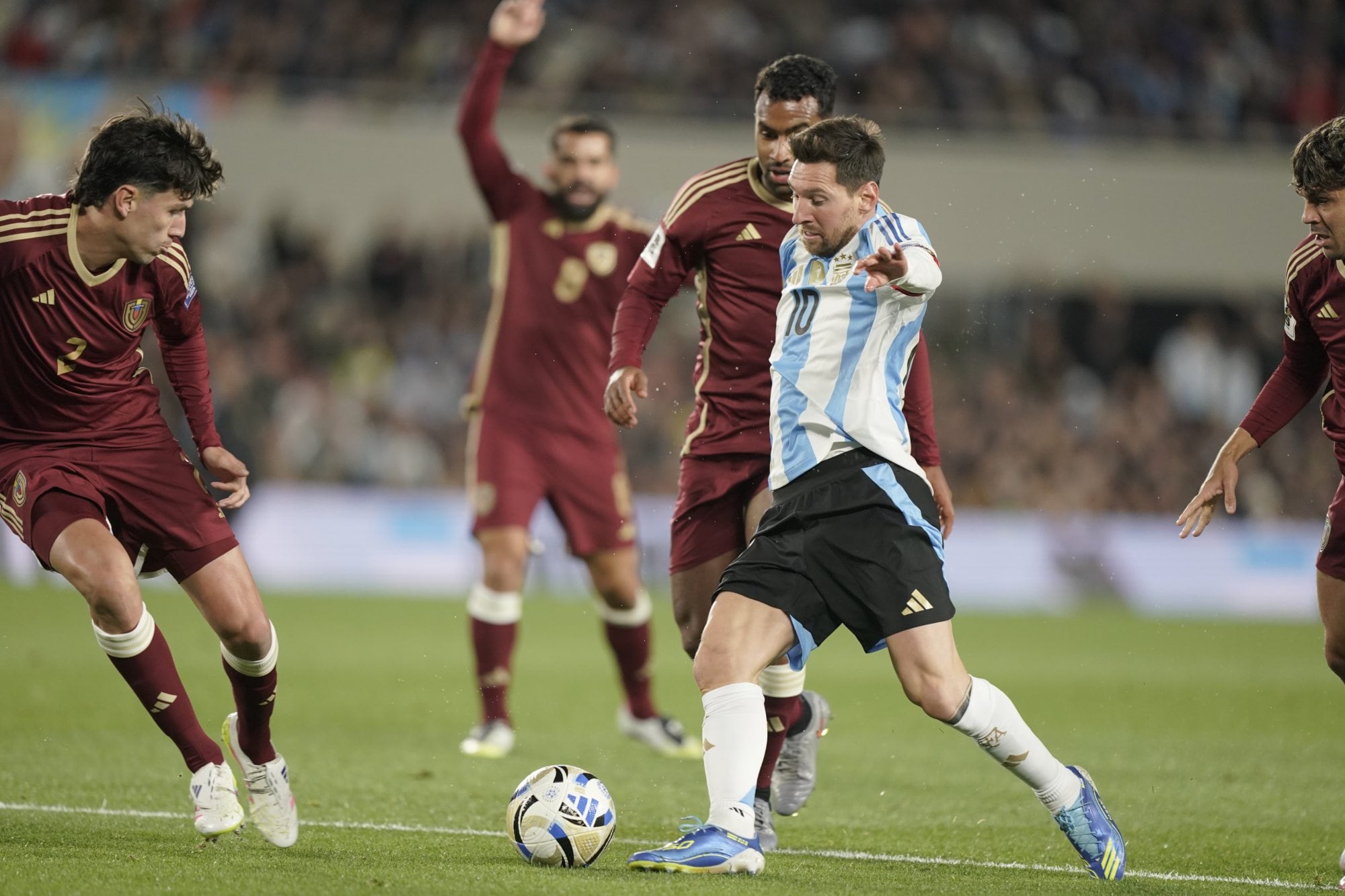 Romo le ganó el duelo a Messi