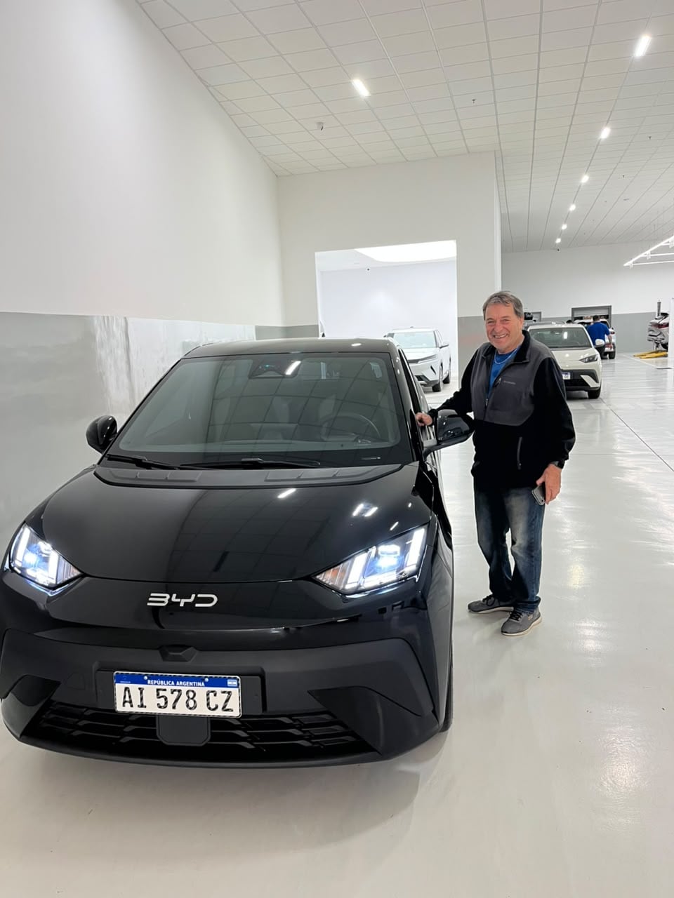 Se llama Nelson. El osado taxista que se animó a comprarse un auto 100% eléctrico para trabajar