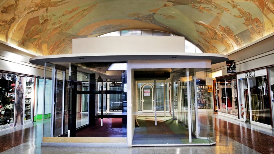 Fue el formato comercial estrella en los 80 y está en extinción: la clave para que no muera