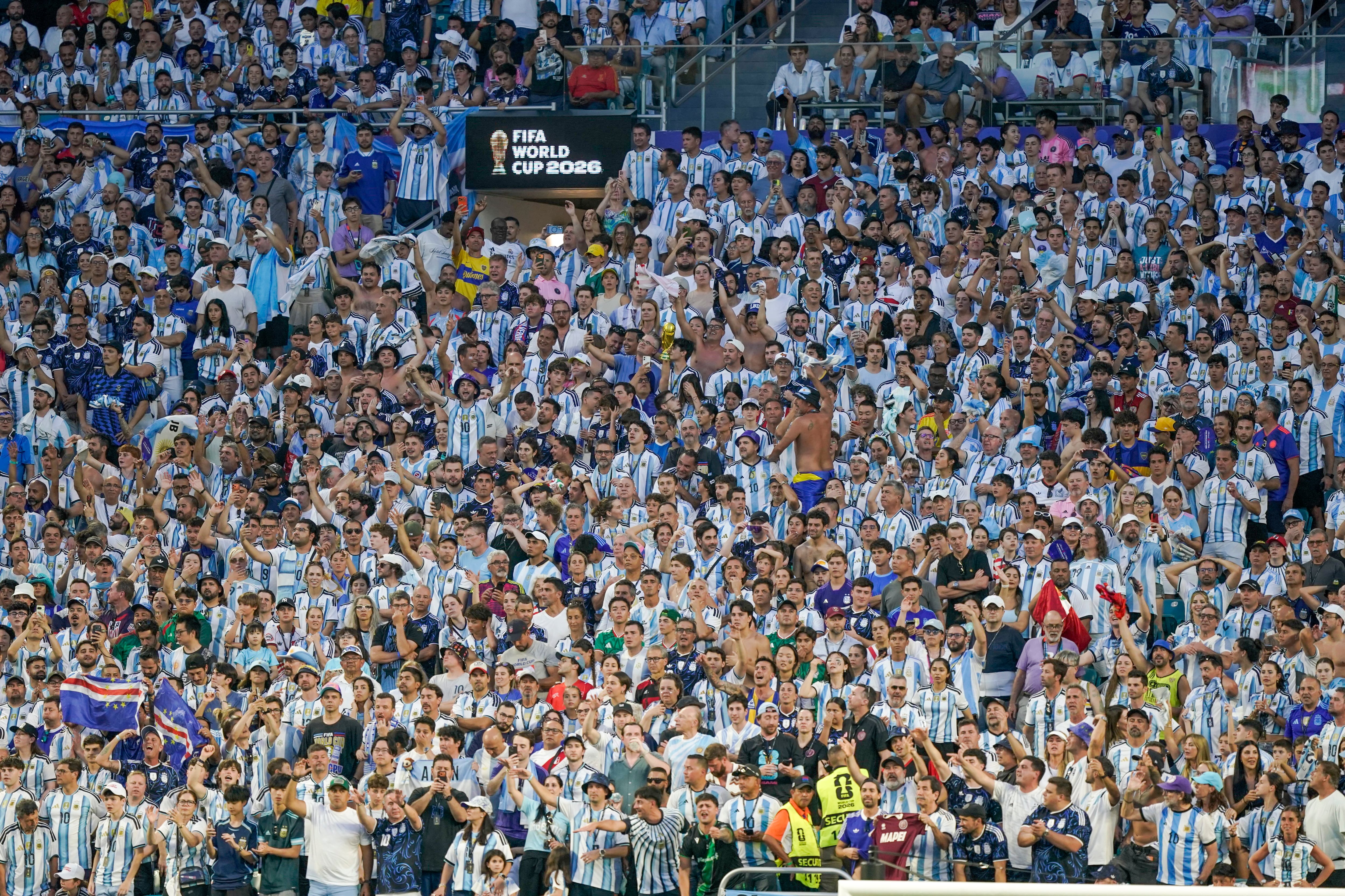 Una cantidad gigantesca de simpatizantes albicestes hubo en el estadio, que quedó muy chico ante el interés argentino por asistir al cruce con Cabo Verde: se calcula que viven unos 200.000 argentinos en Miami y muchos otros miles llegaron por el Mundial.