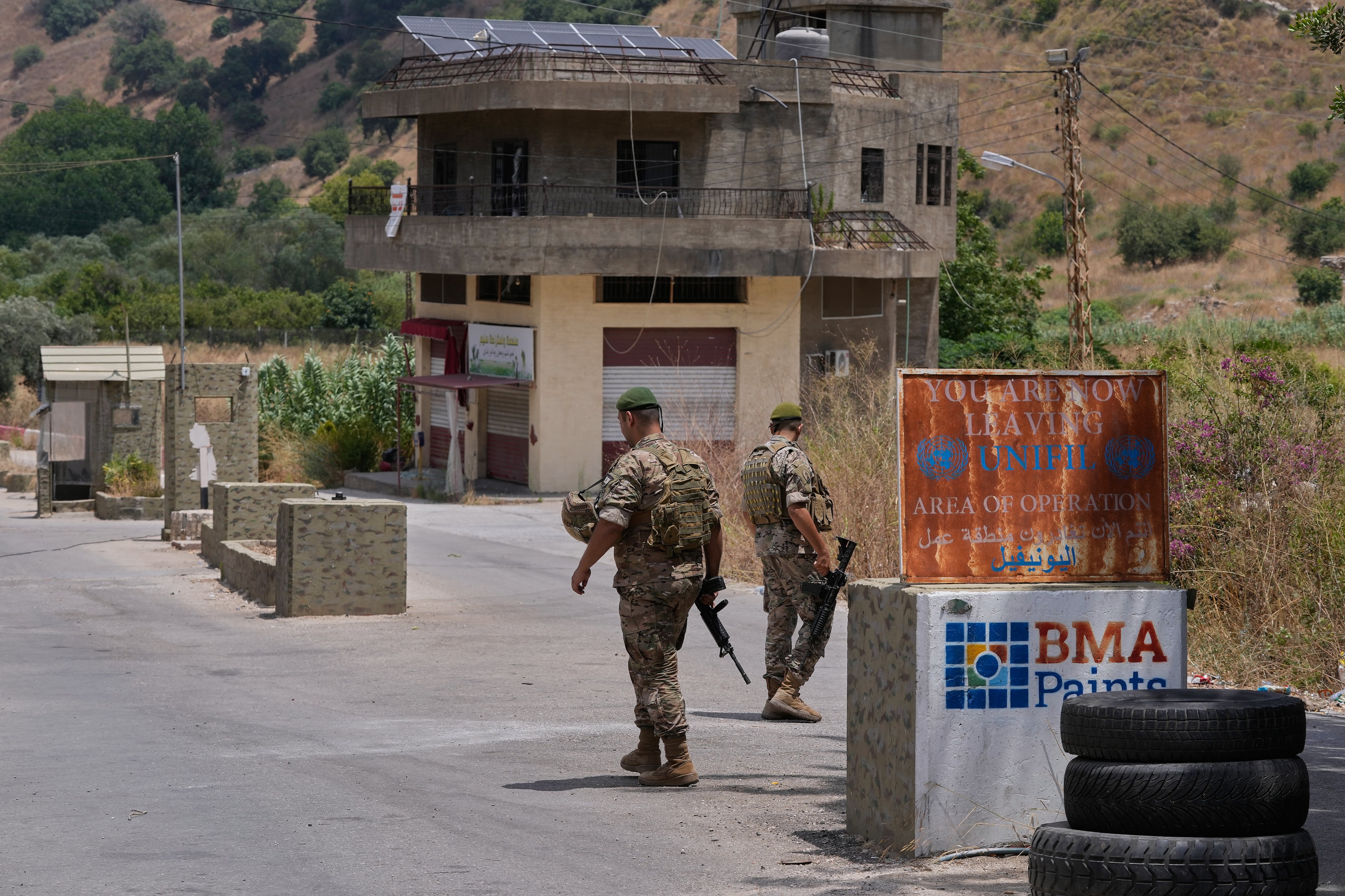 Soldados libaneses se ven en un punto de control en el pueblo de Froun, en el sur de Líbano