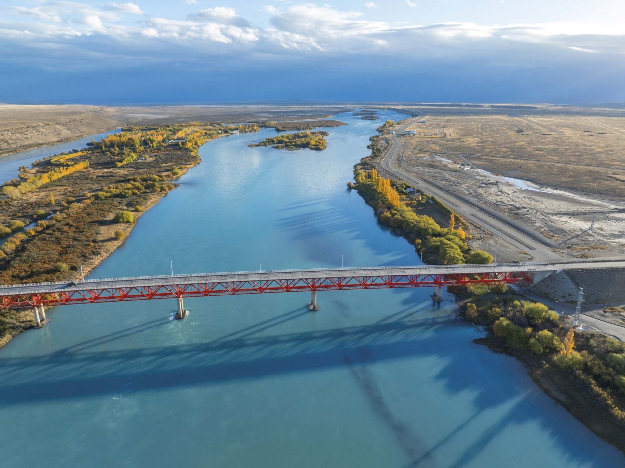 El característico puente colorado sobre el río Santa Cruz en la localidad de Cmte Luis Piedrabuena