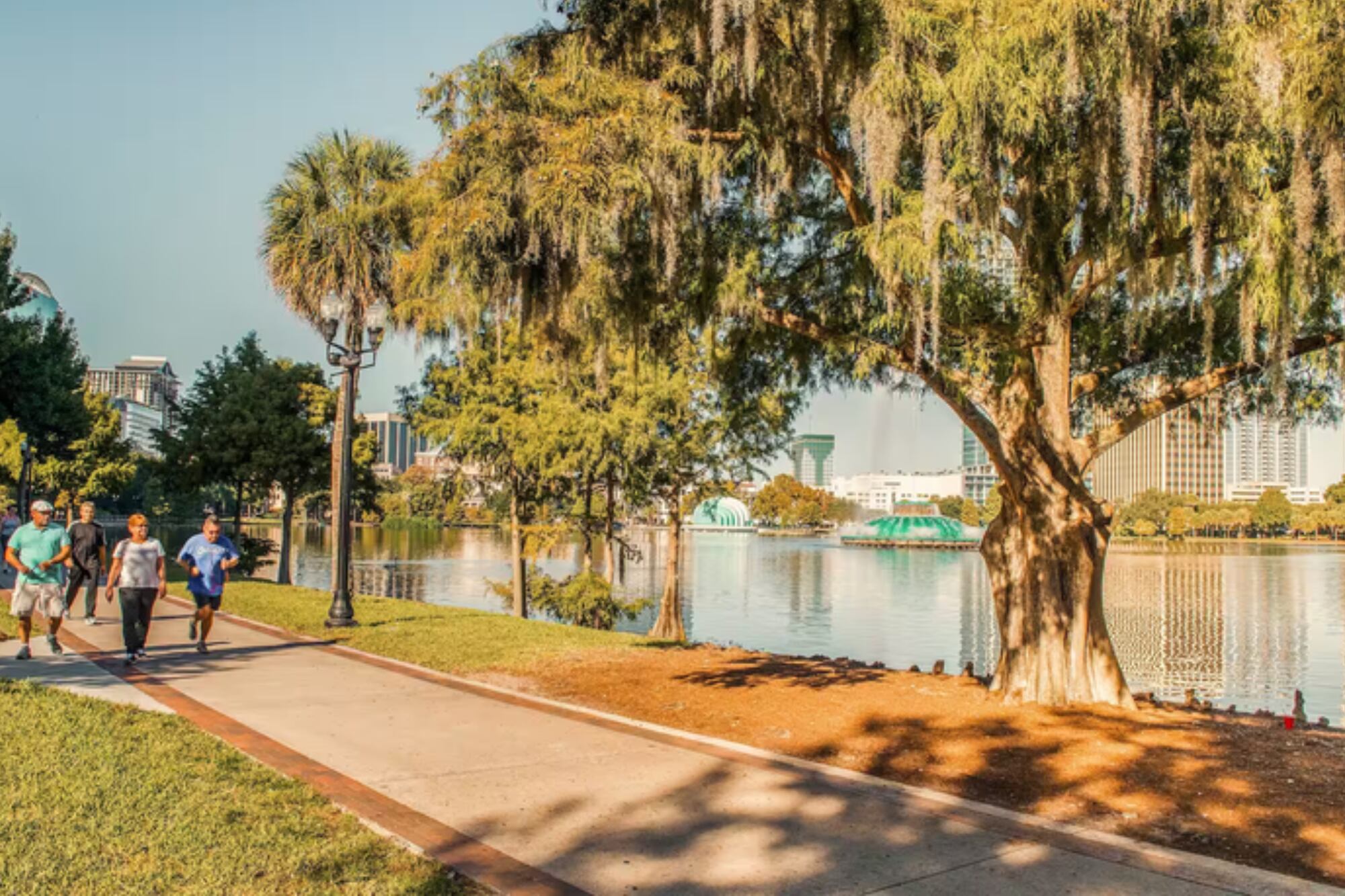 Los precios varían según zona, propiedad y temporada; la IA advierte que no son cifras oficiales