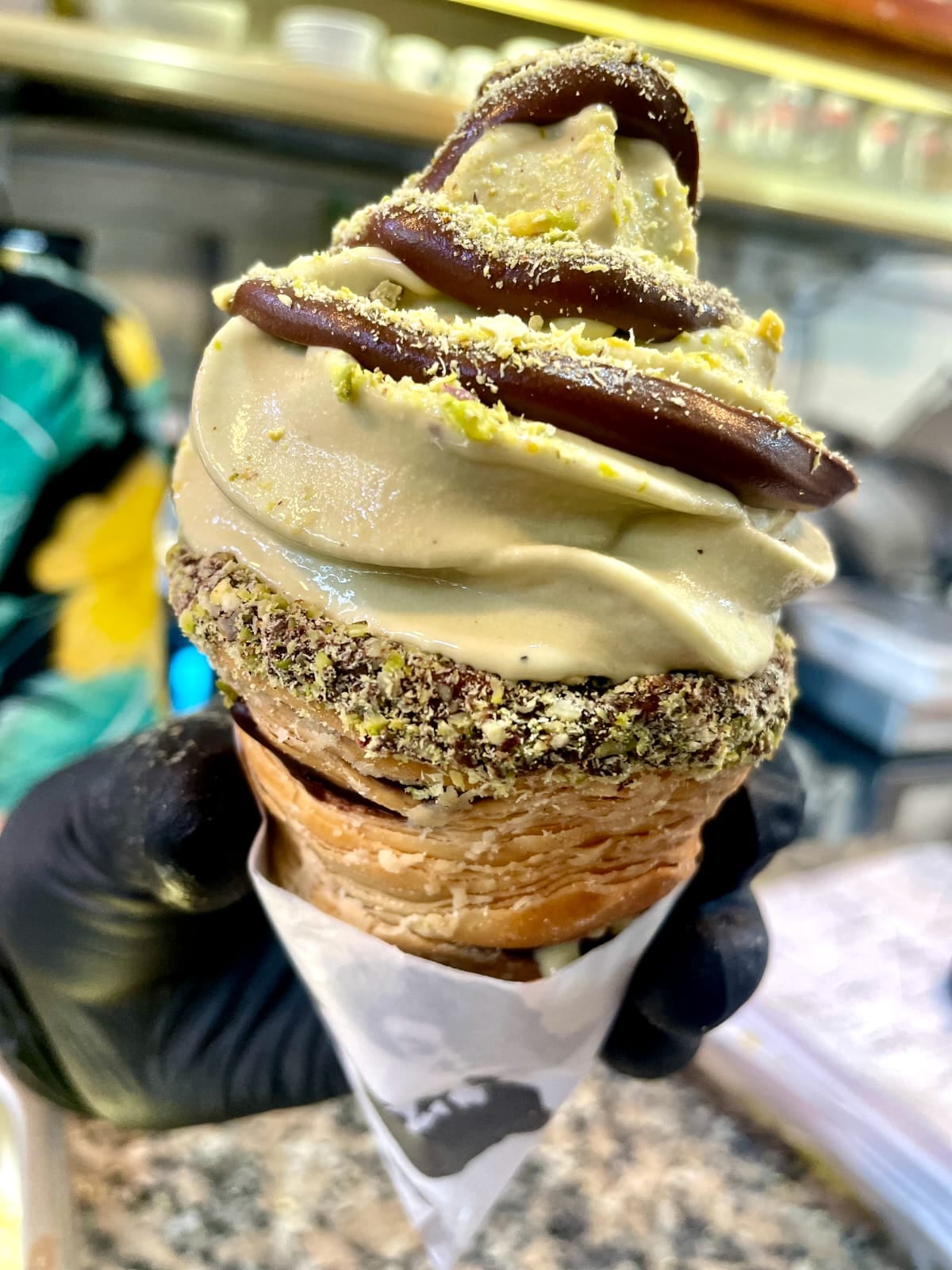 Cono de helado de pistacho con nutella y base de sfogliatella