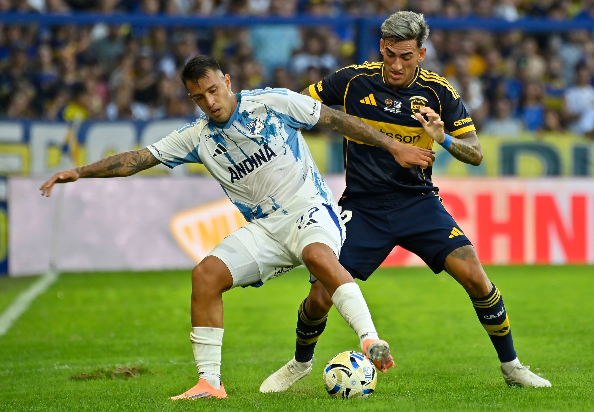 Lautaro Di Lollo presiona a Sebastián Valencia en el partido entre Boca y Millonarios, en la Bombonera