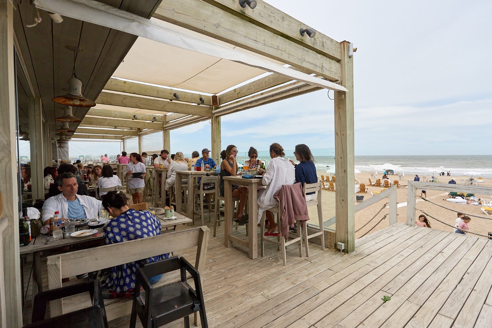 En gastronomía, se pueden encontrar precios razonables en Pinamar, aunque los platos resultan más caros en comparación con Brasil