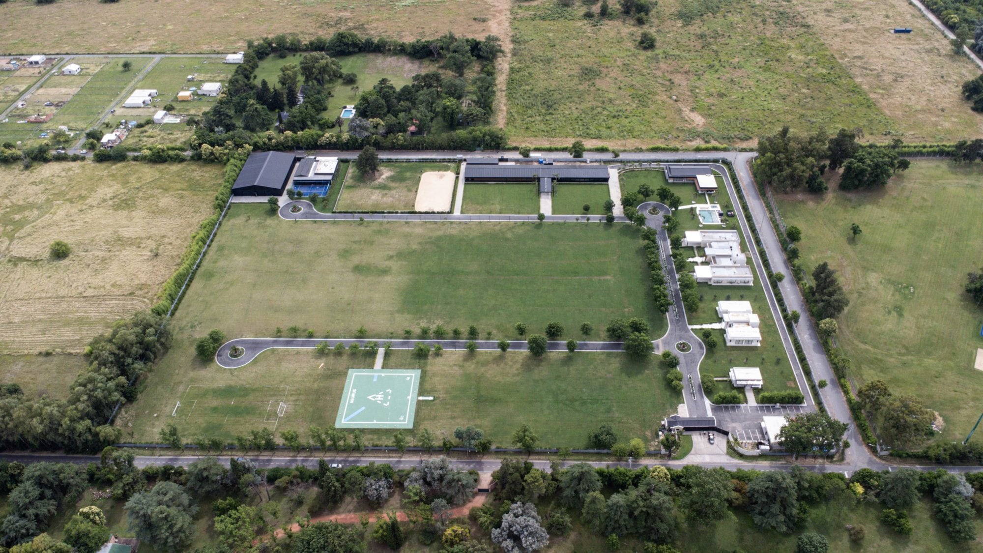 Se la atribuyen al Chiqui Tapia: así es la mansión en Villa Rosa con helipuerto y el asfalto a medida