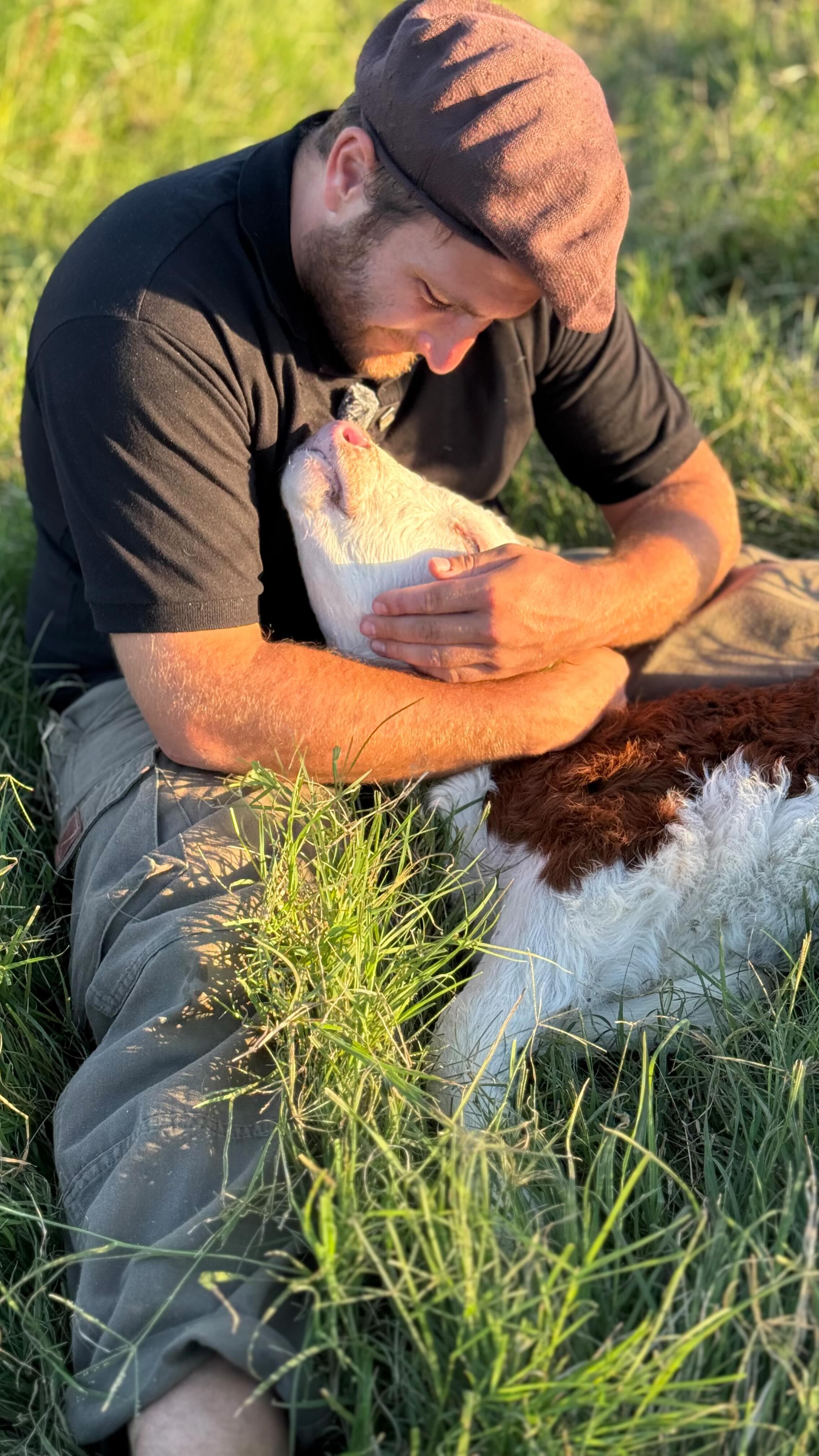 Es veterinario y se volvió furor al mostrar la recuperación diaria de un ternero abandonado por su mamá 6 El veterinario se volvió viral por mostrar su pasión por el cuidado animal (Foto: Instagram @gastonbritos_vet)