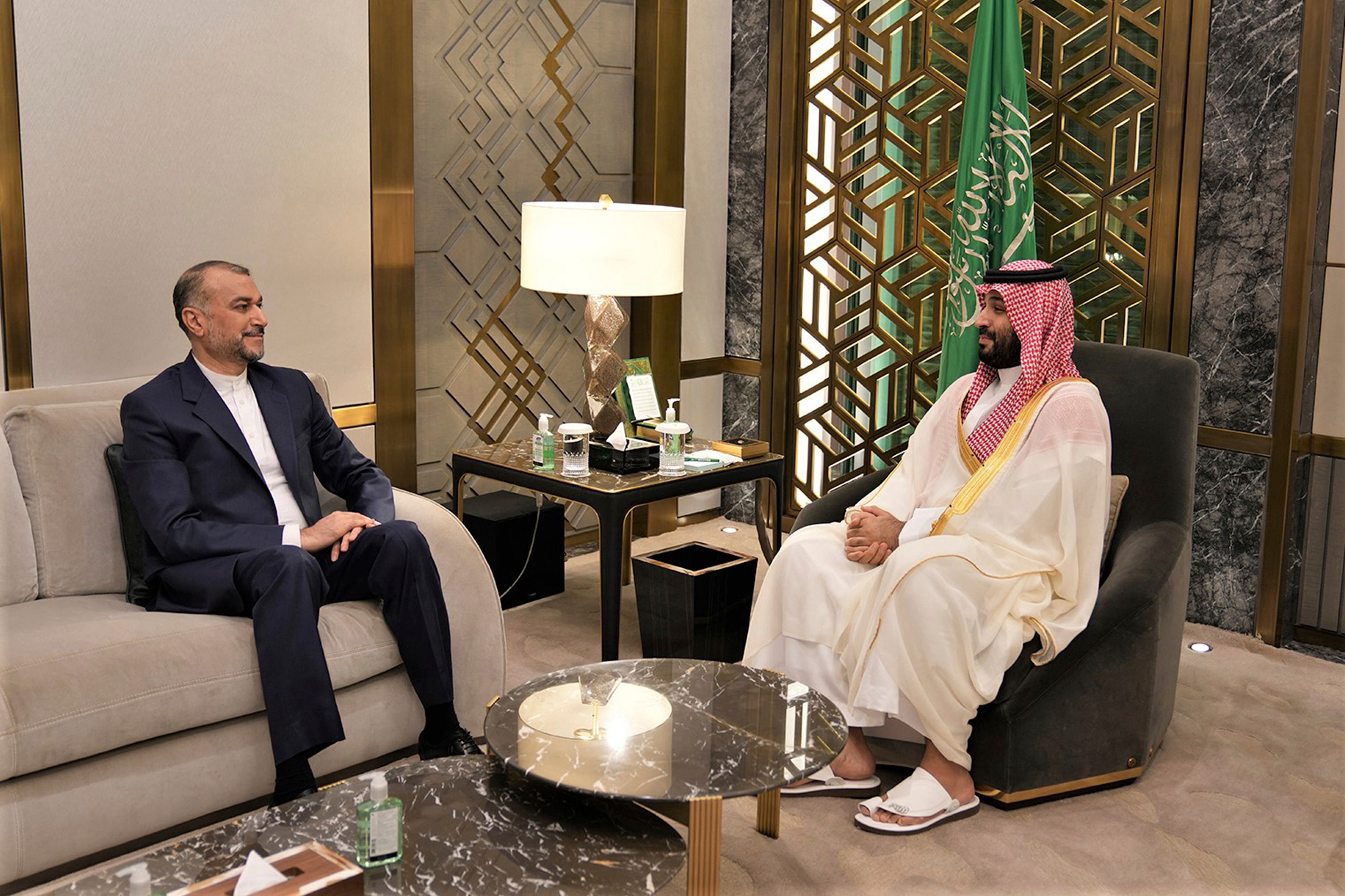 En una fotografía emitida por el Ministerio del Exterior iraní, el ministro Hossein Amirabdollahian, izquierda, conversa con el príncipe heredero saudí Mohammed bin Salman, en Yeda, Arabia Saudí, el viernes 18 de agosto de 2023. (Ministerio del Exterior iraní vía AP)