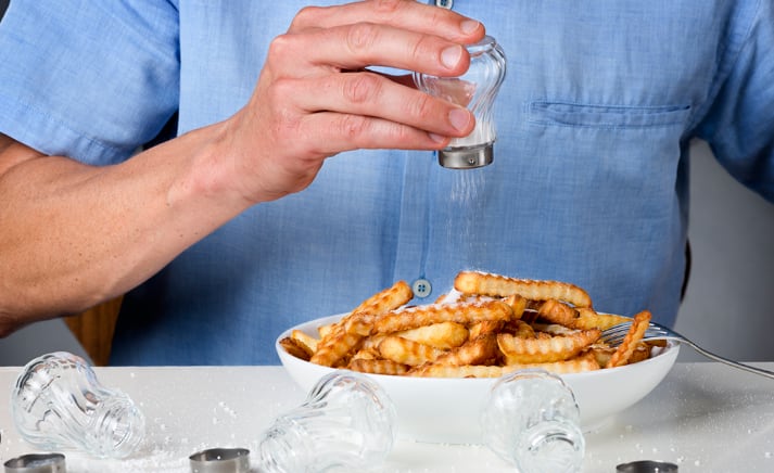 Cuál es el vínculo entre el consumo de sal con la presión arterial y cómo reemplazarla
