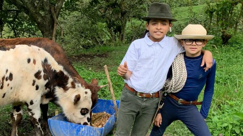 Matías y Gabriel, de 13 y 10 años respectivamente, han aprendido habilidades como la de cuidar el ganado o montar a caballo durante sus viajes