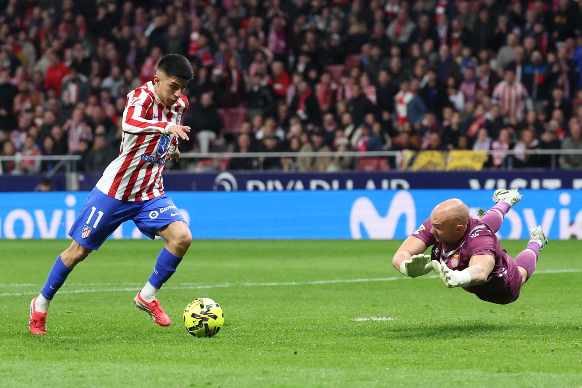 Thiago Almada gambetea al arquero de Espanyol y su definición será despejada sobre la línea por un defensor; el atacante tiene una oferta de Palmeiras, pero quiere continuar en Europa.