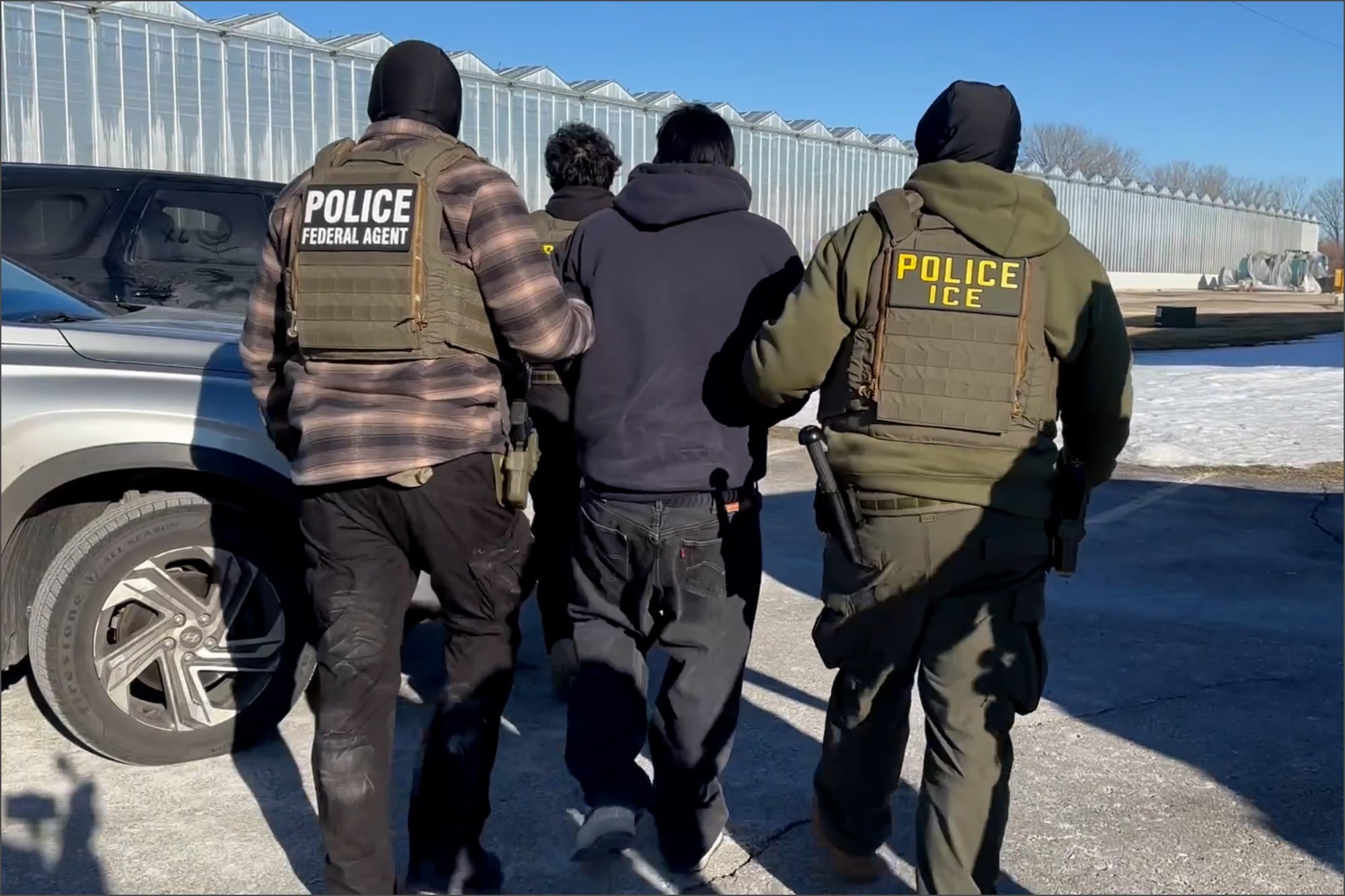 Bajo el nuevo modelo, los agentes del ICE mantendrán a los detenidos en custodia dentro de las furgonetas hasta completar la capacidad del vehículo o finalizar la jornada de trabajo
